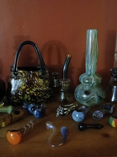 Preview pic of Good size collection of glass pieces