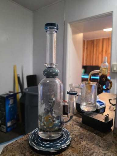 Preview pic of Hipster 14mm octopus bong with Aleaf ashcatcher and diamond loop banger.