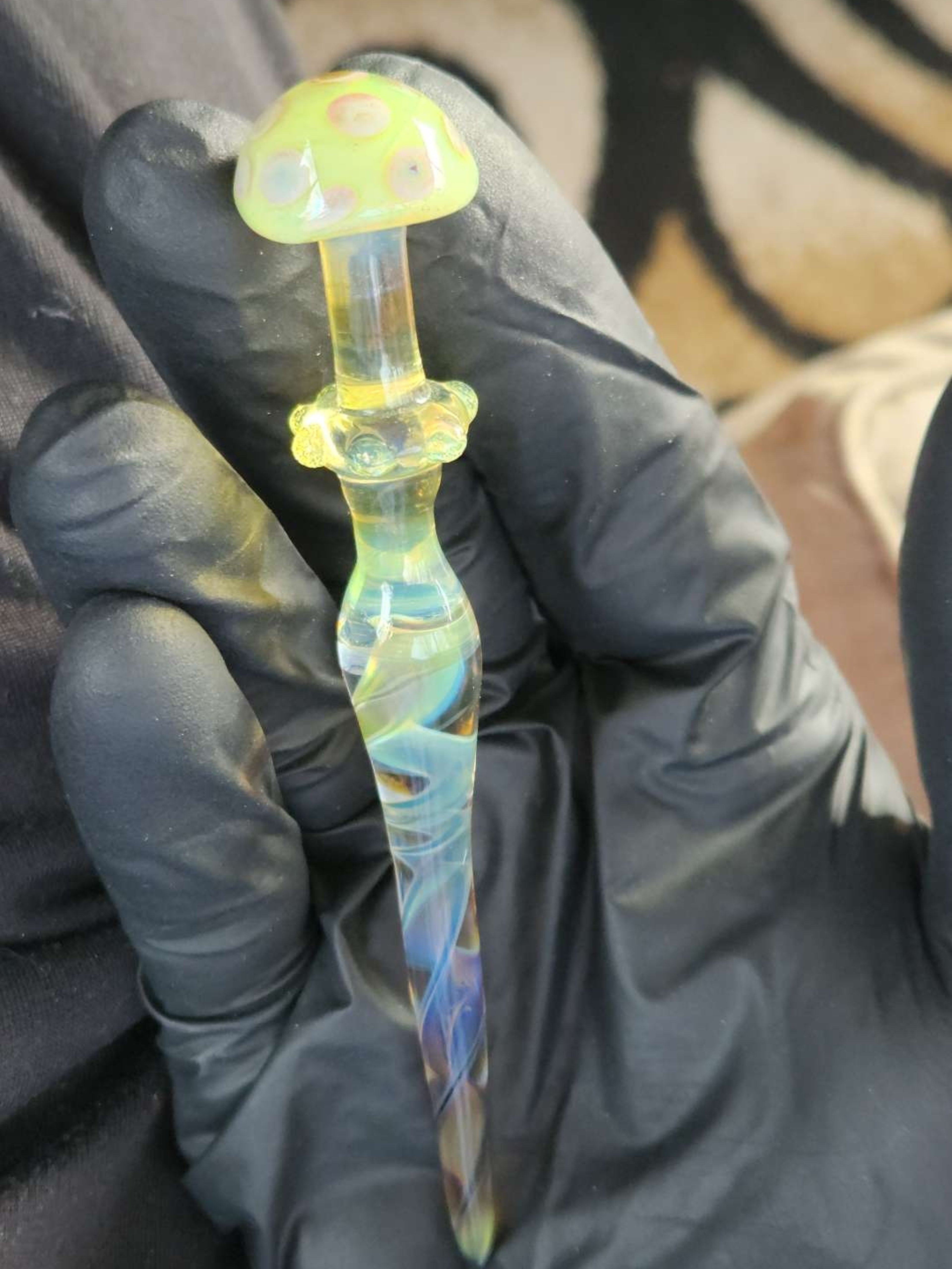 Preview pic of Mushroom Cap glass Dabber w fuming / Banger cap