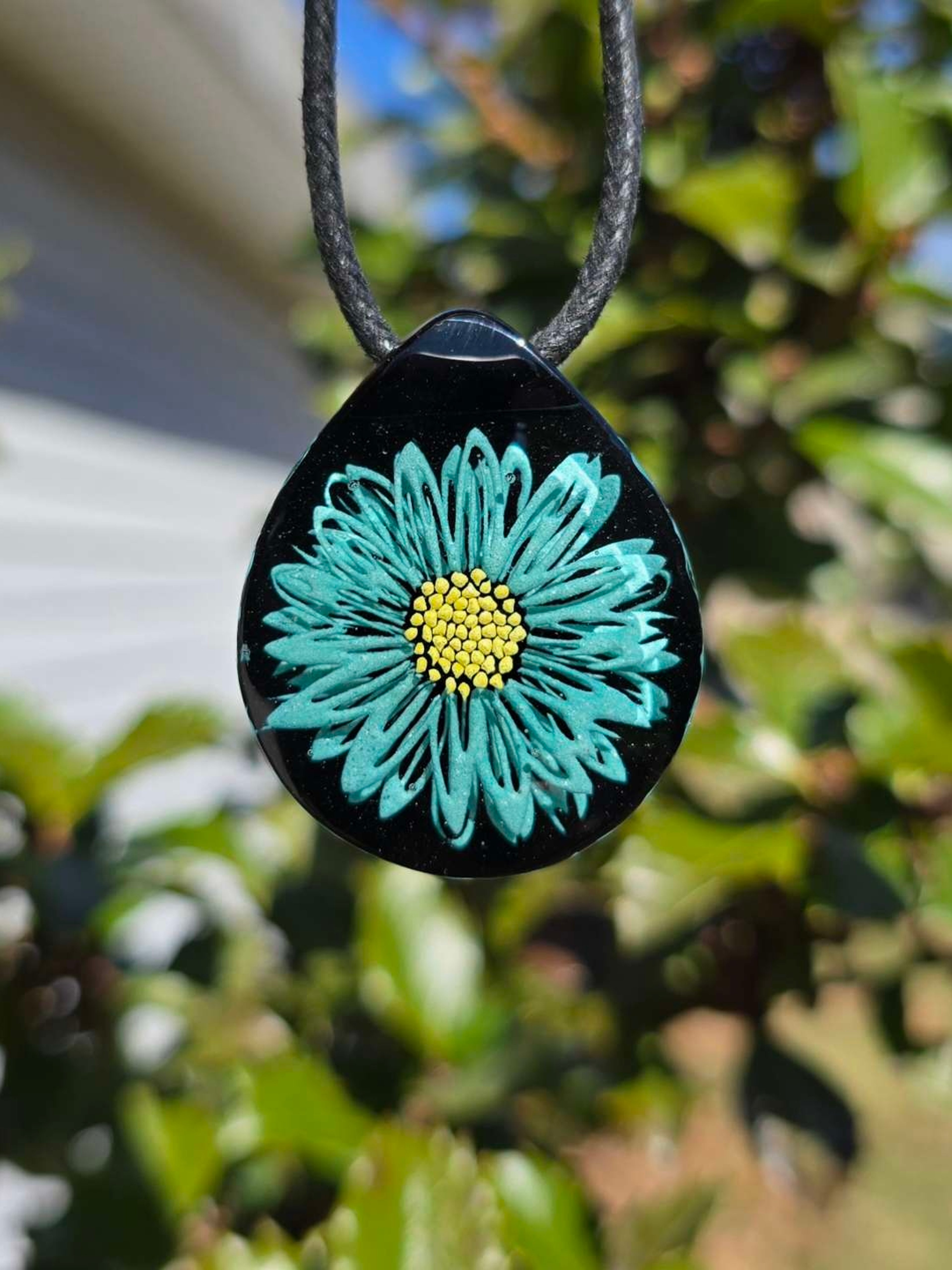 Preview pic of Glow Flower UV daisy Layered Pendant