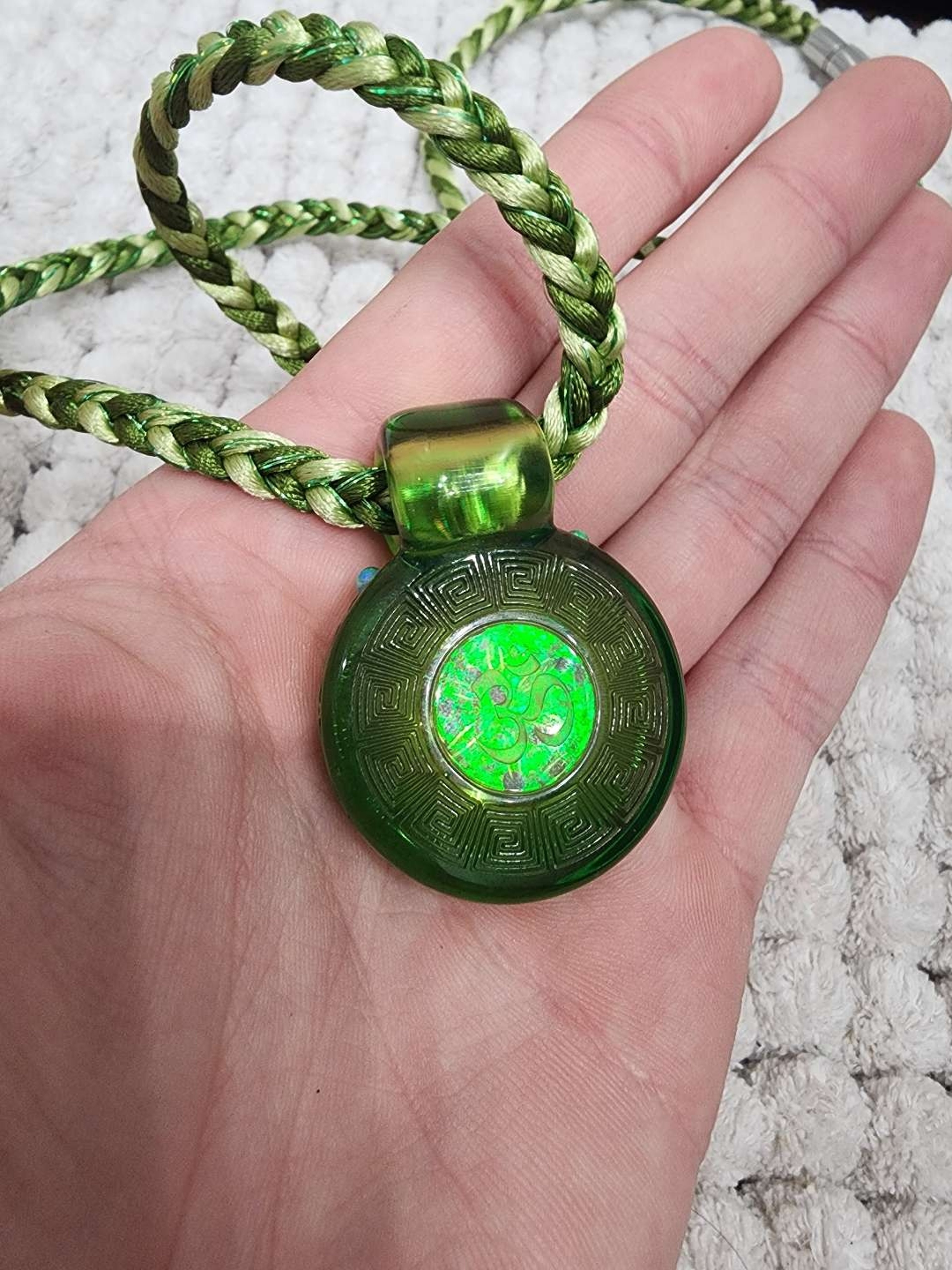 Preview pic of GlassMaze Ohm/Opal Coin Pendant