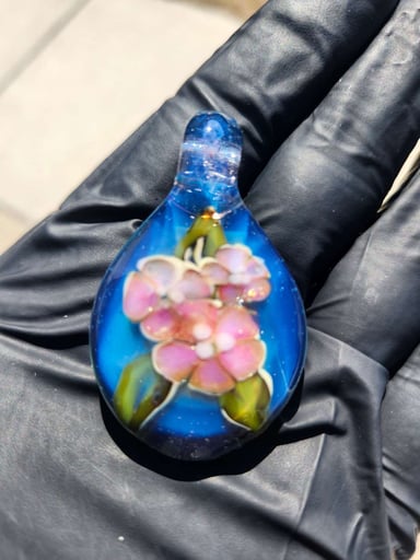 Preview pic of SARITA GLASS FLOWER PENDANT