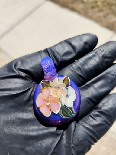 Preview pic of SARITA GLASS FLOWER PENDANT