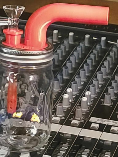 Preview pic of Hillbilly Bong Mason Jar Bong ol' Red