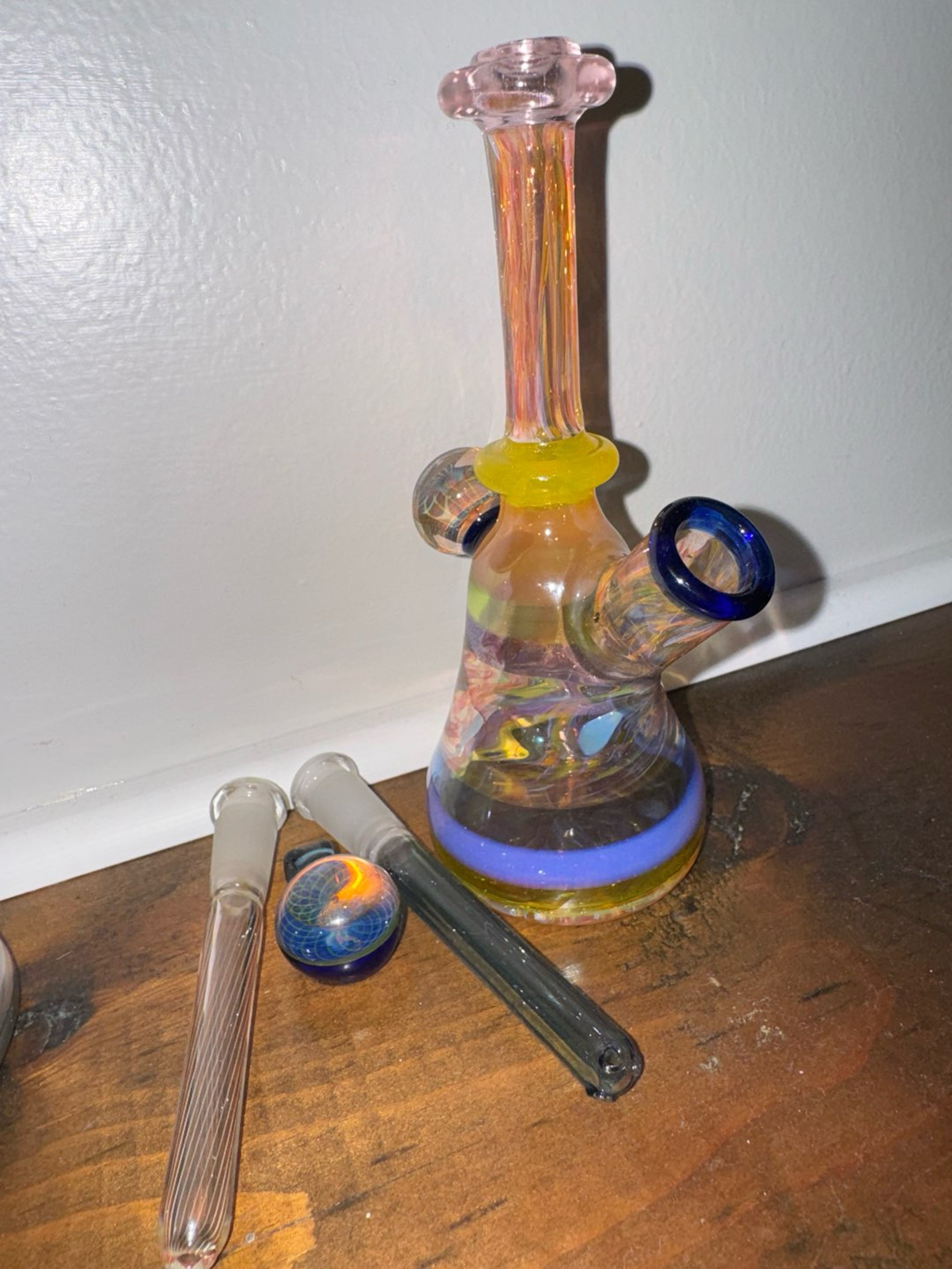 Preview pic of Royals Glass tube w/ pendy