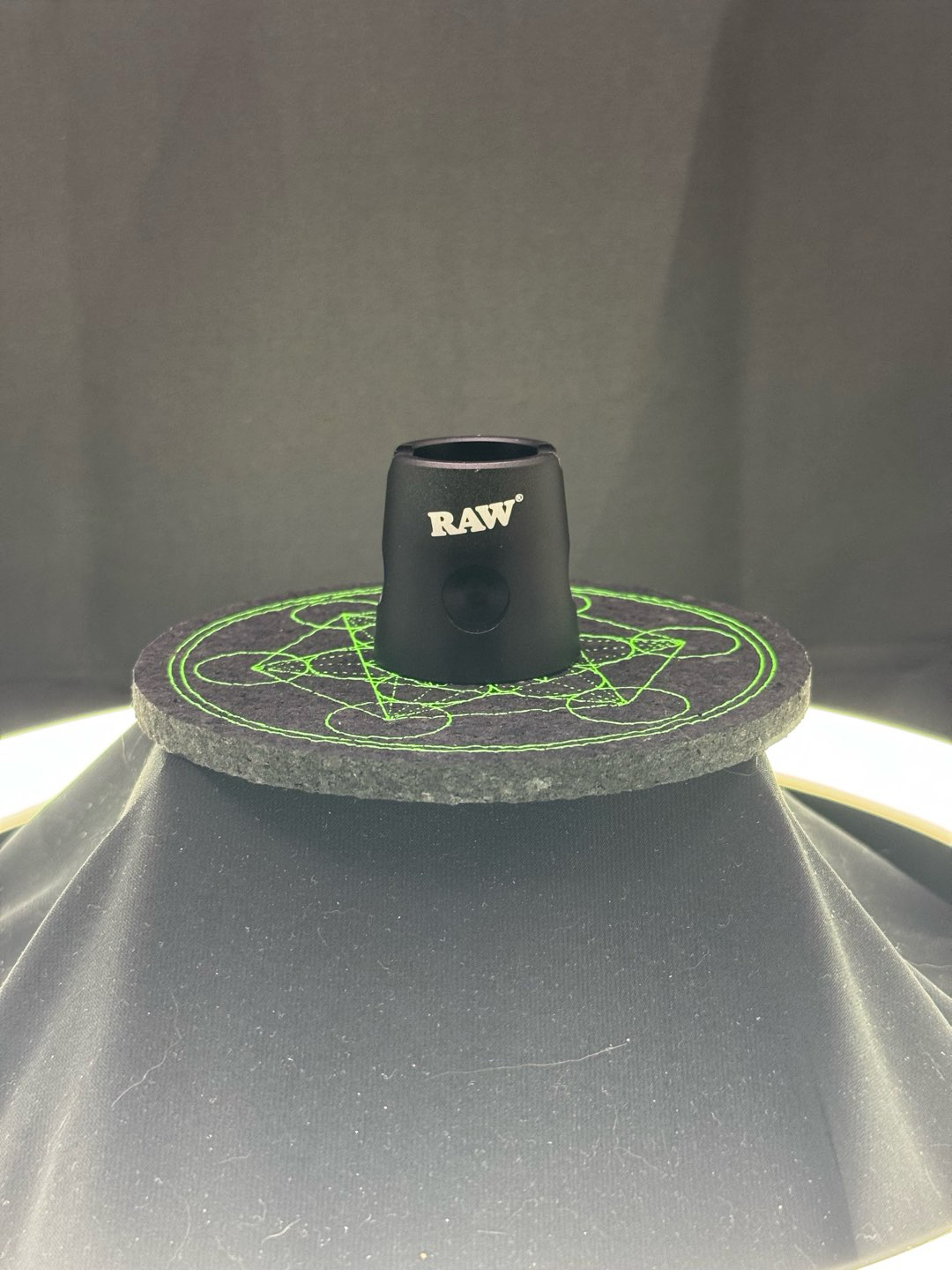 Preview pic of Raw Magnetic Ash Tray Accessory
