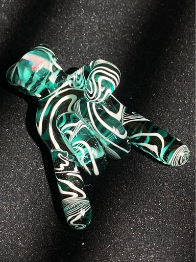 Preview pic of Glasssan lake green wigwag hand pendant