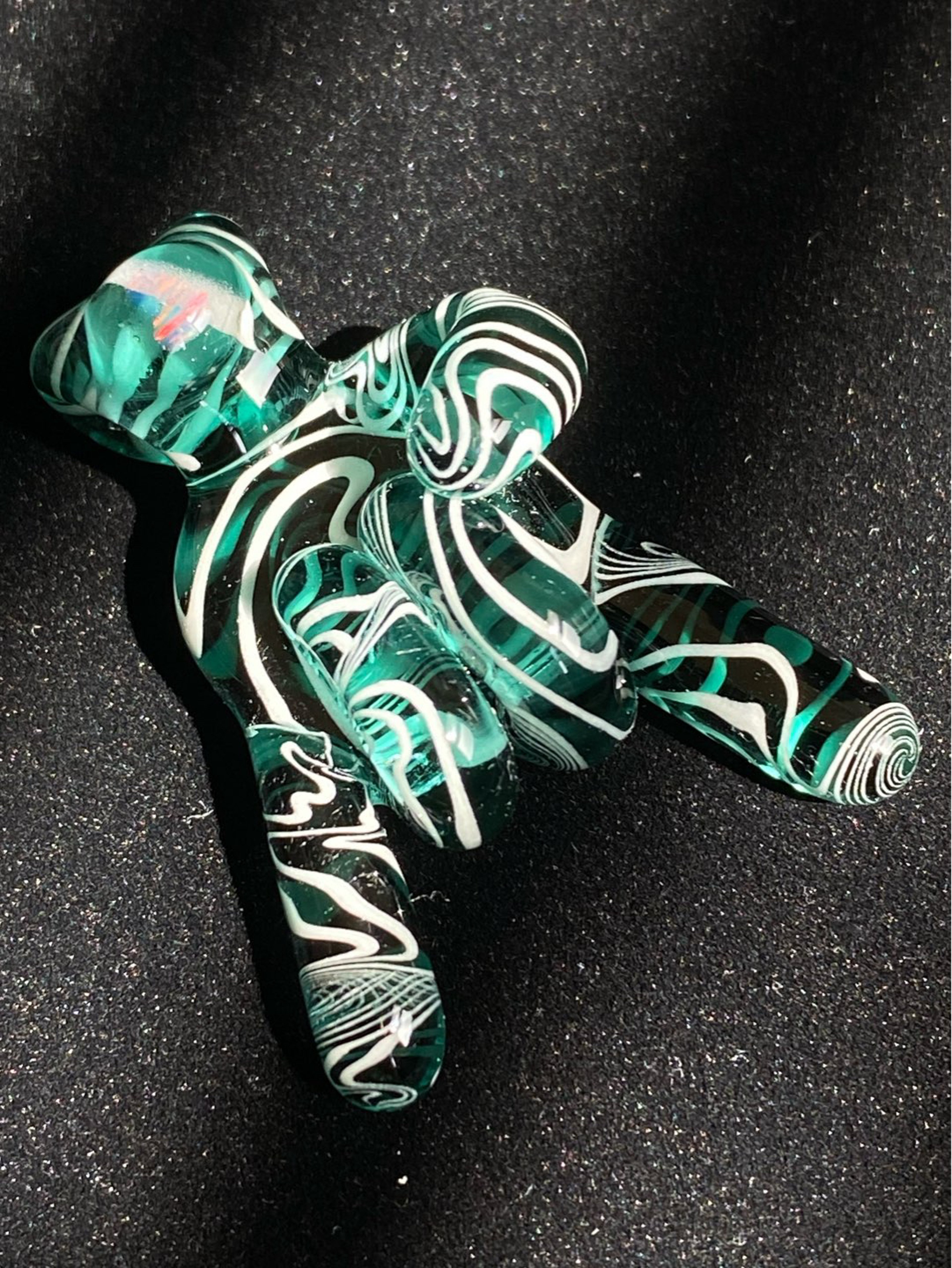 Preview pic of Glasssan lake green wigwag hand pendant