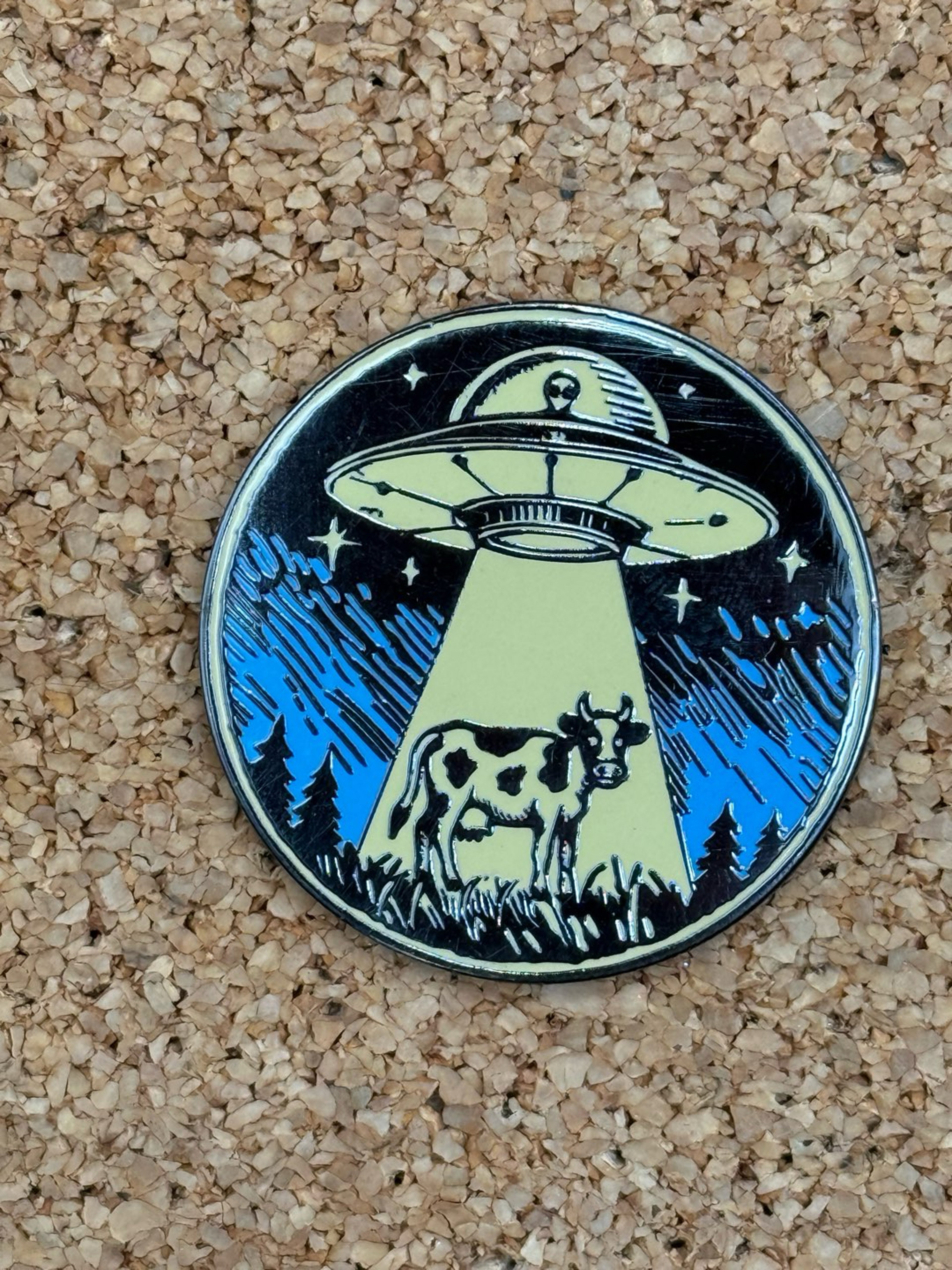 Preview pic of UFO cow pin