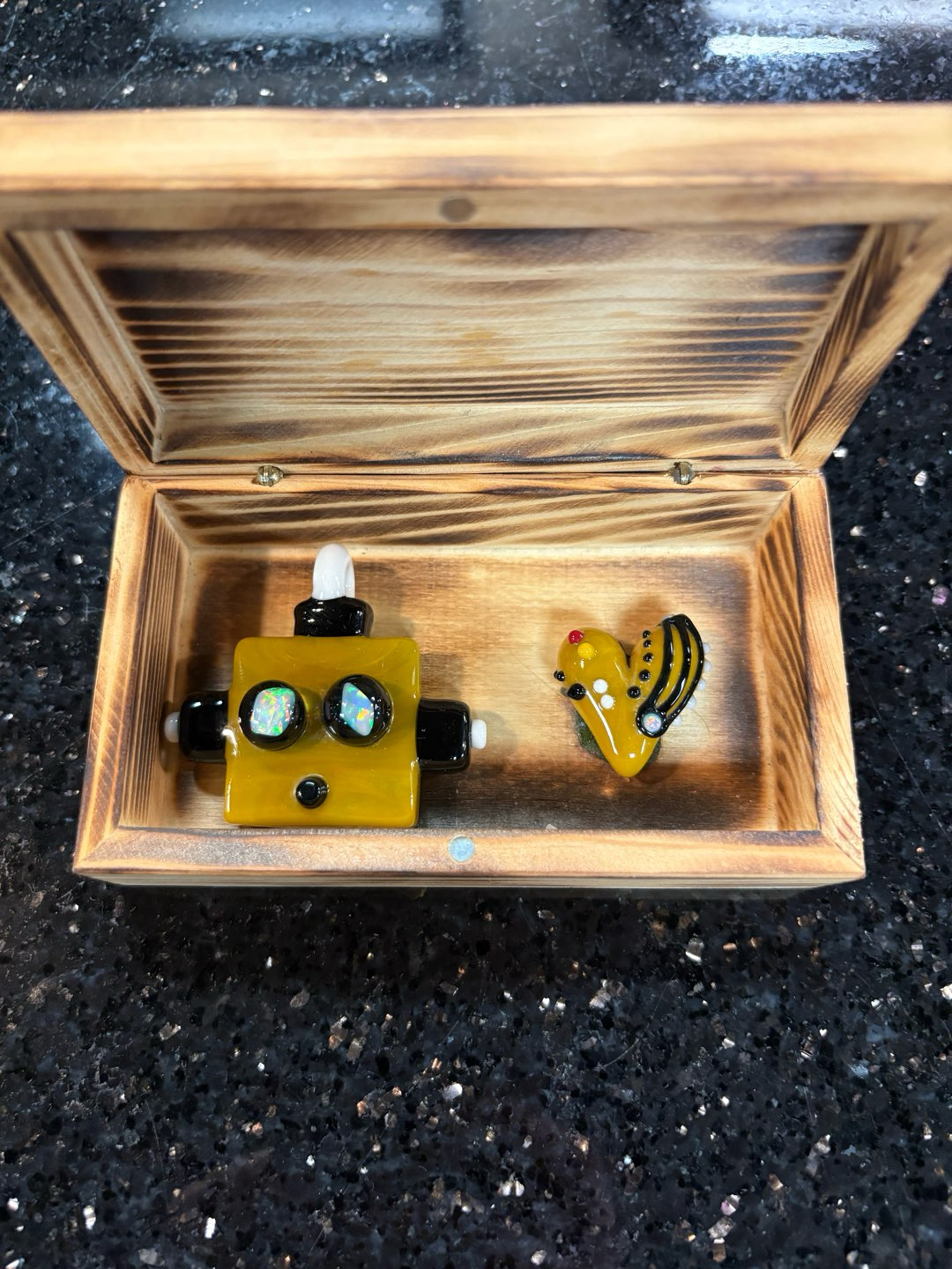 Preview pic of Olive Glass Robot Head And Heart Collector Set