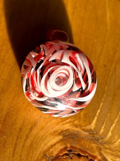 Preview pic of Chaos pendant with American beauty/white