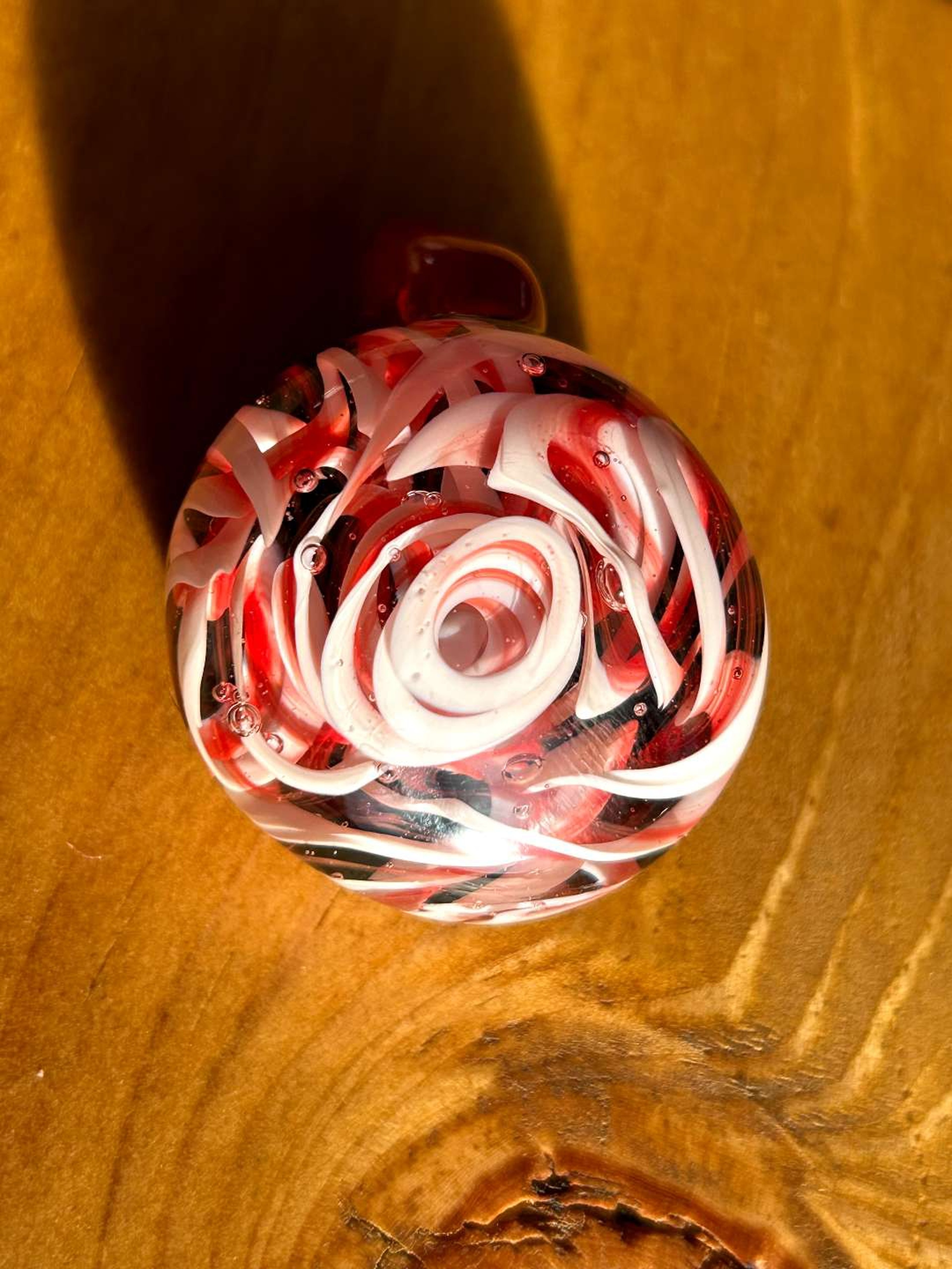 Preview pic of Chaos pendant with American beauty/white