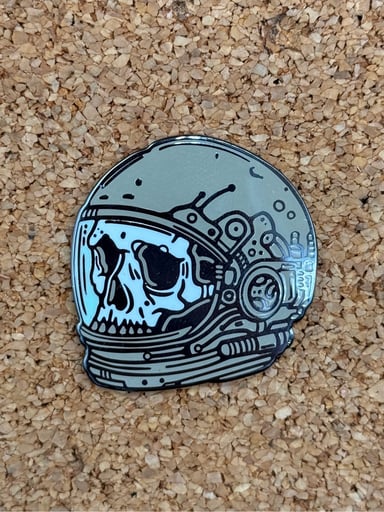 Preview pic of Astronaut skull pin