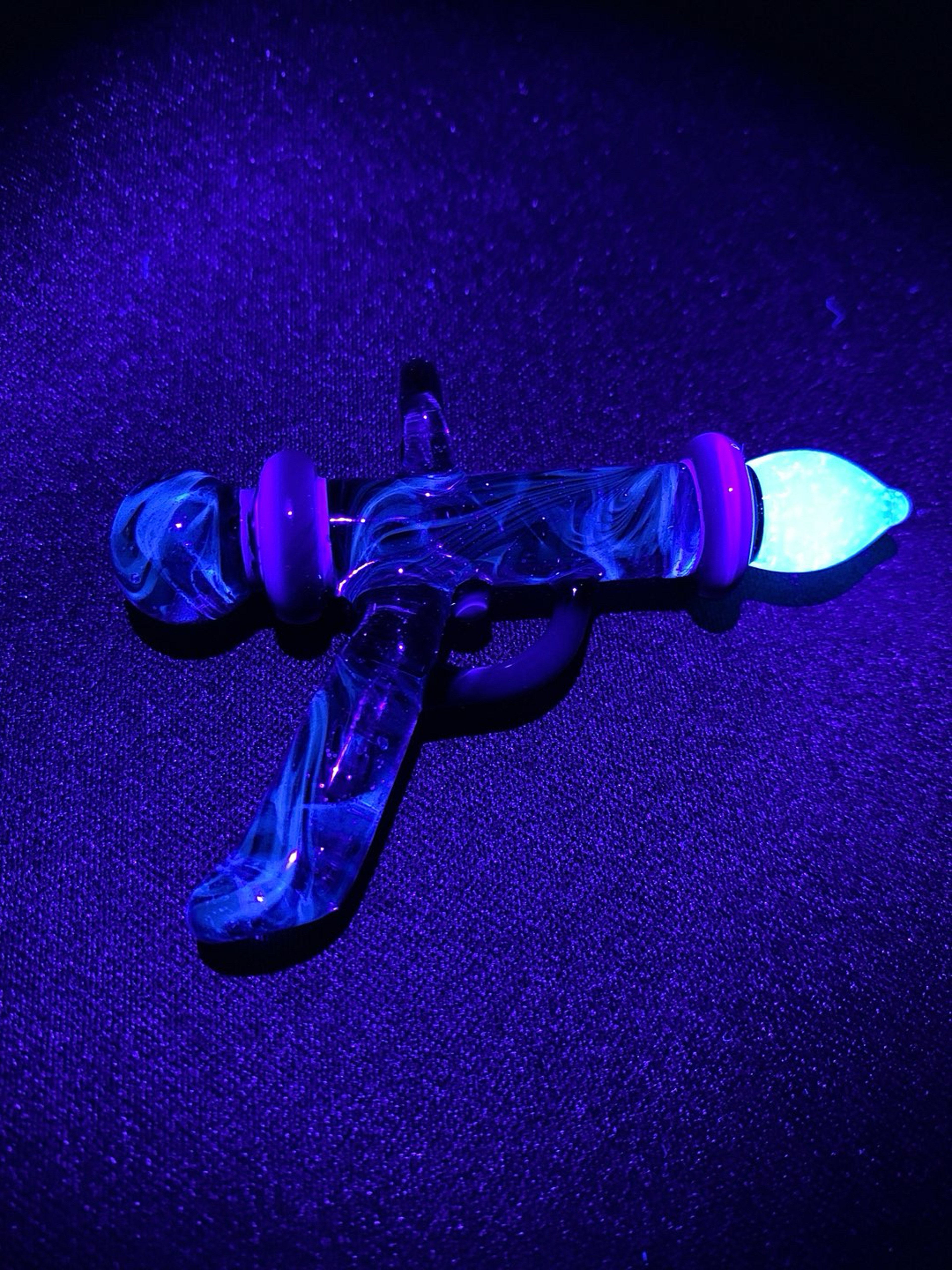 Preview pic of B. Stardust\Blu V chaos ray gun pendant