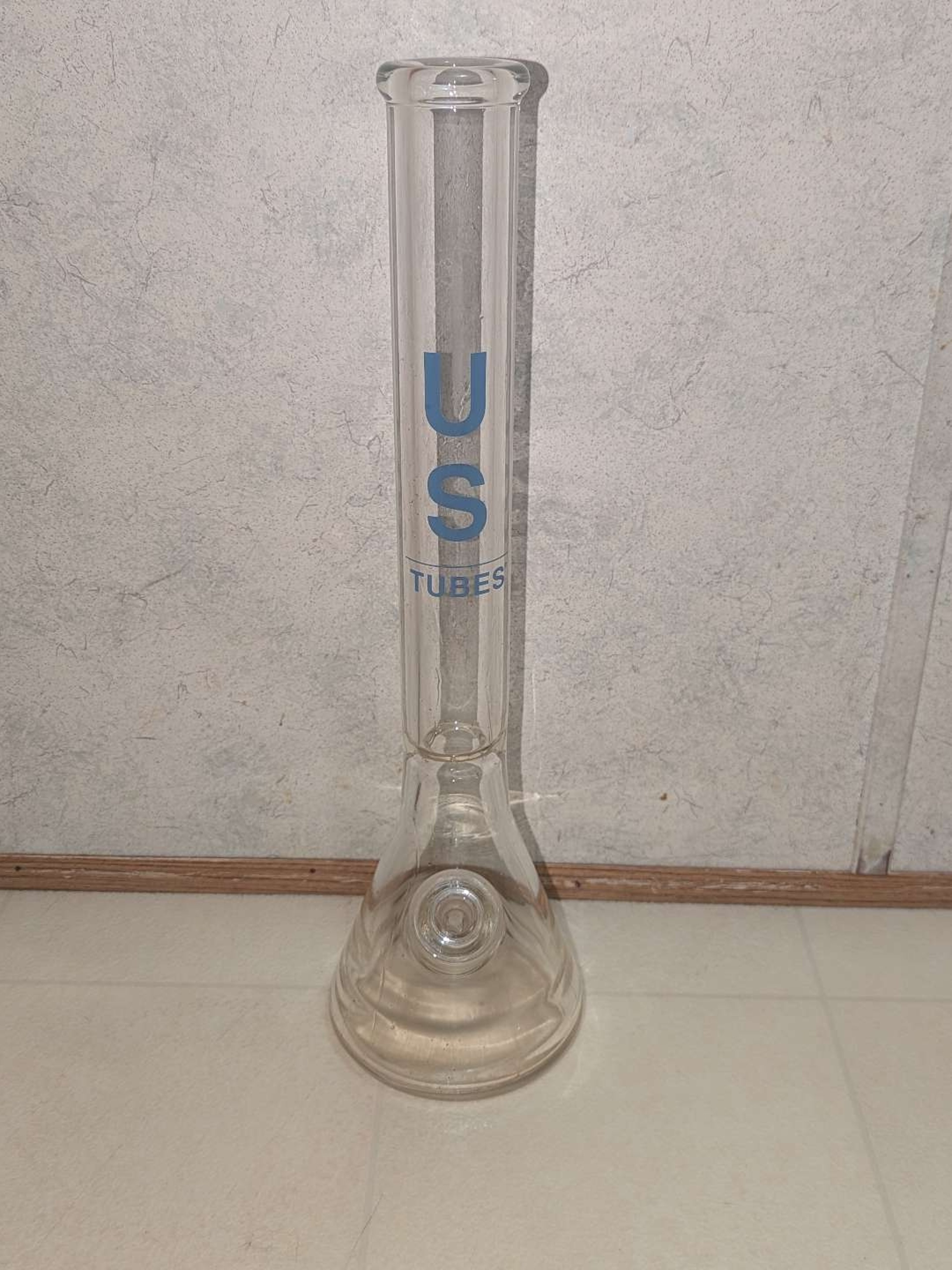 Preview pic of US Tubes 18in 9mm Beaker 2.0 - Blue Label