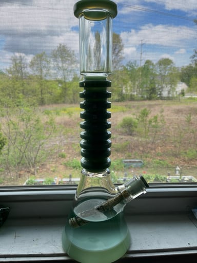 Preview pic of 16in ribbed beaker bong