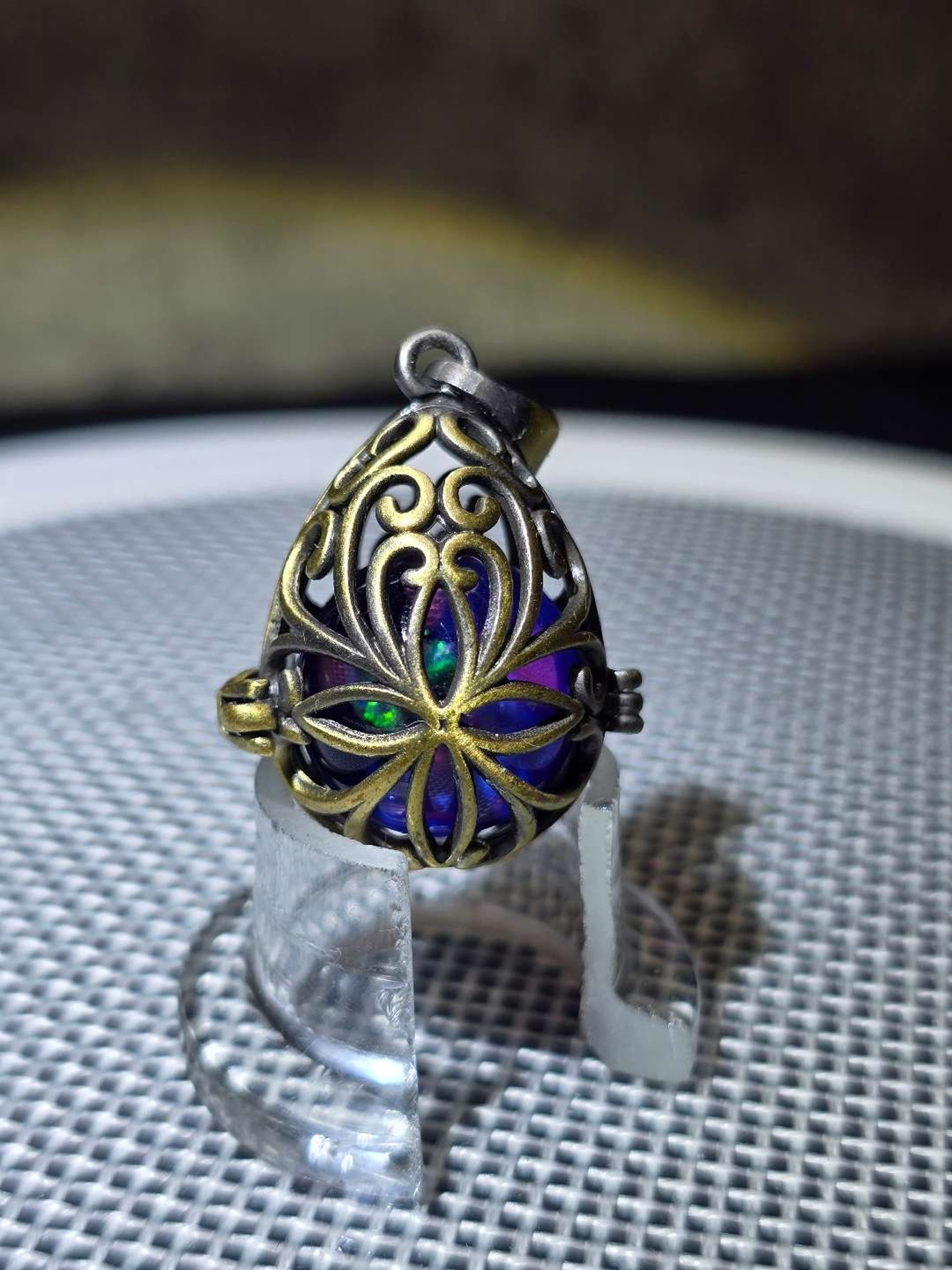 Preview pic of Halo opal, royal jelly, and pendant cage .... (A4)
