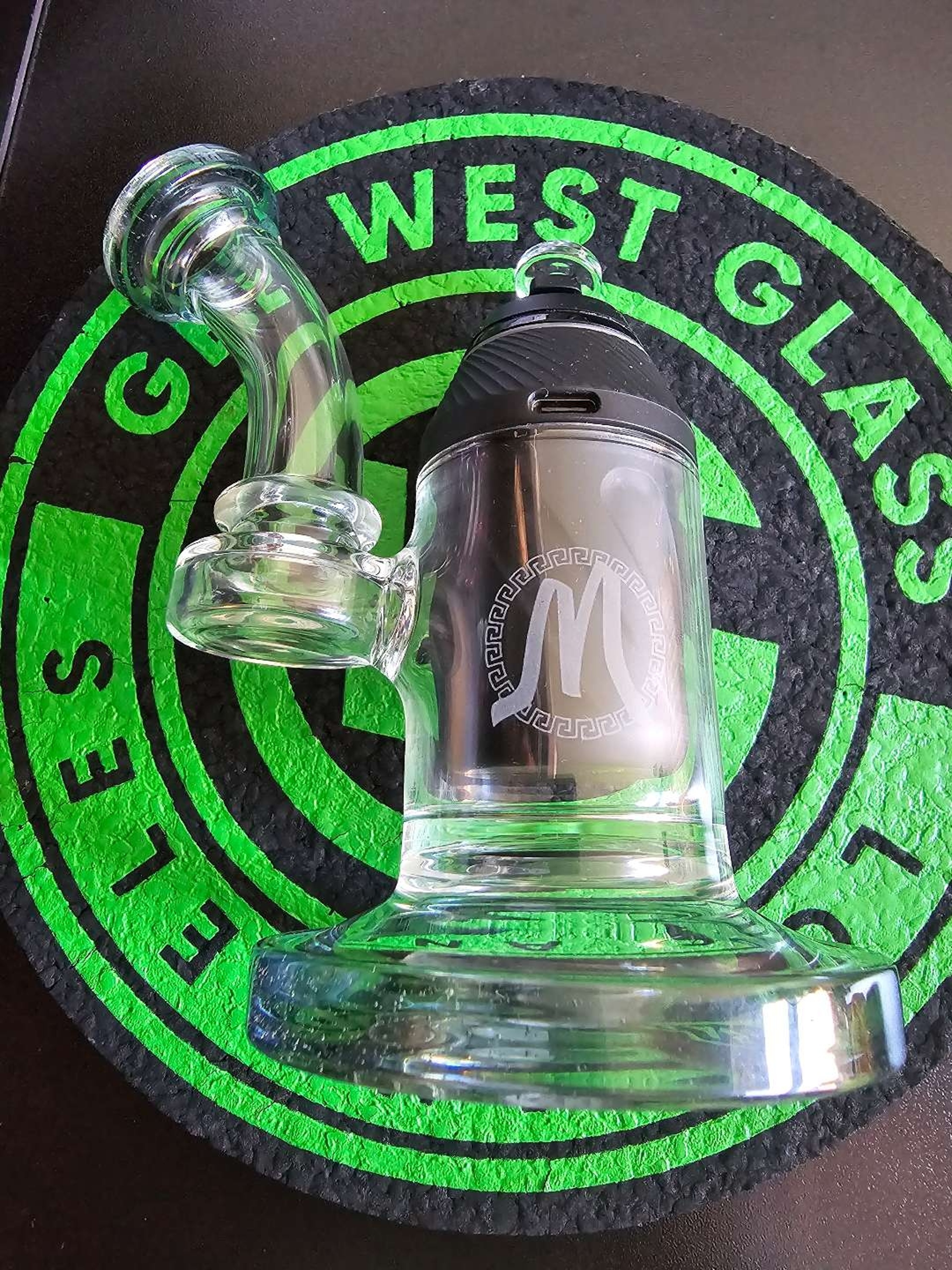 Preview pic of PUFFCO PROXY W/ MONARK GLASS CLF !!