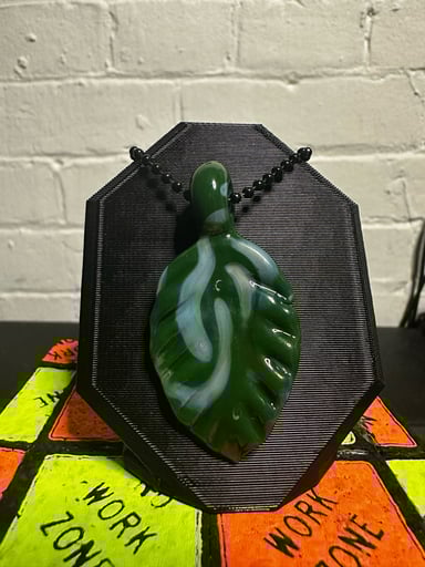Preview pic of Leaf pendant