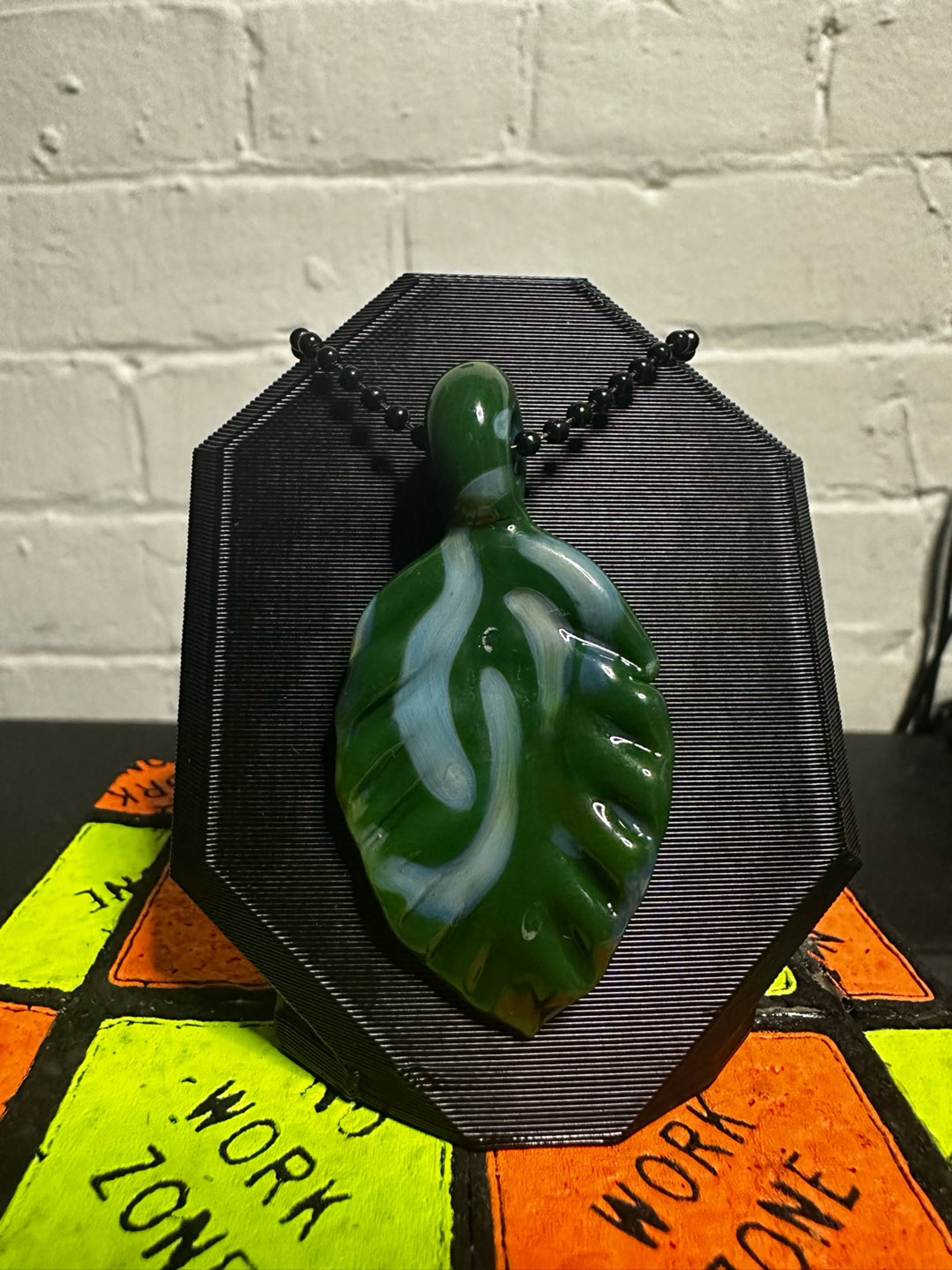 Preview pic of Leaf pendant