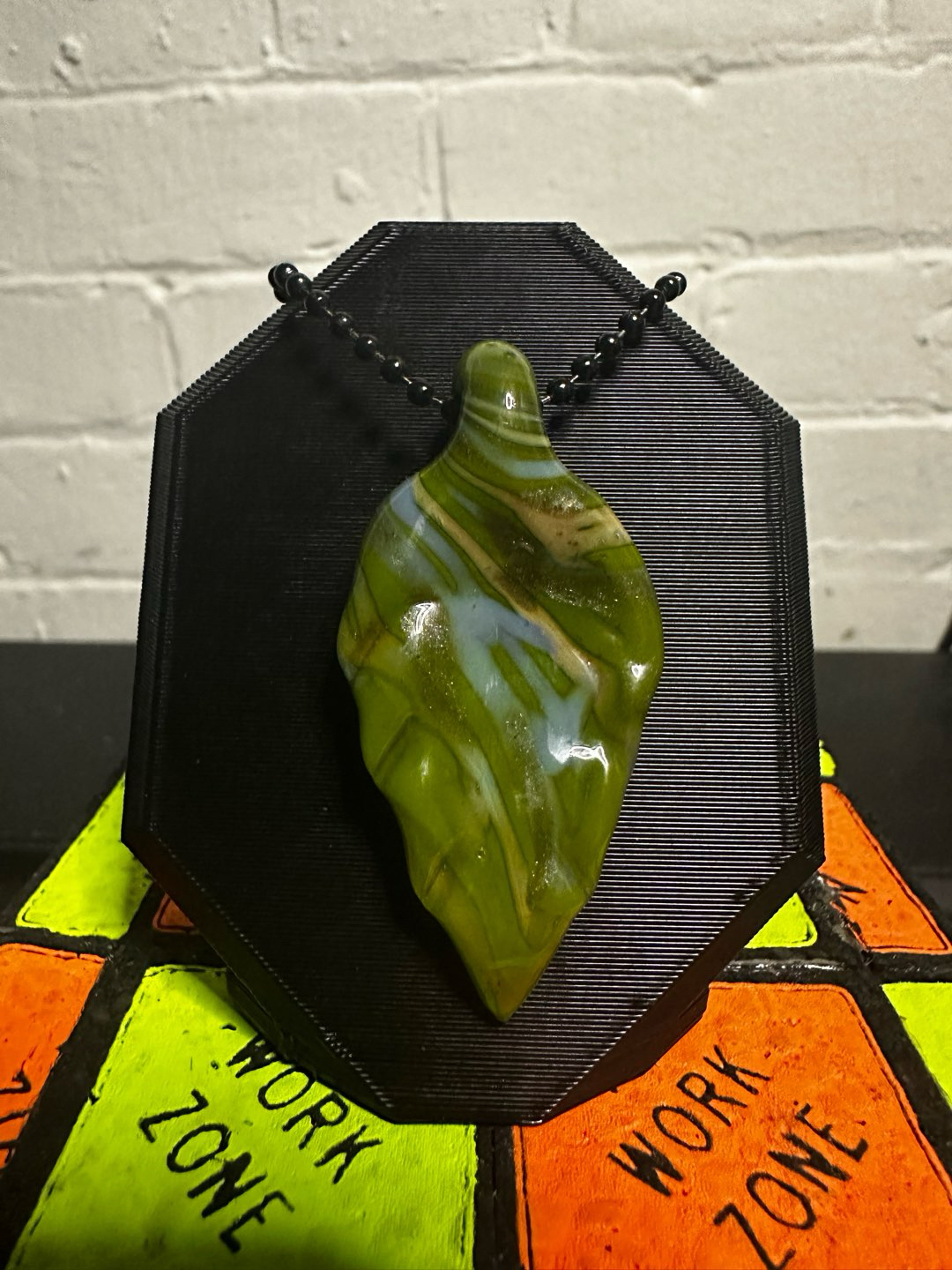 Preview pic of Leaf pendant