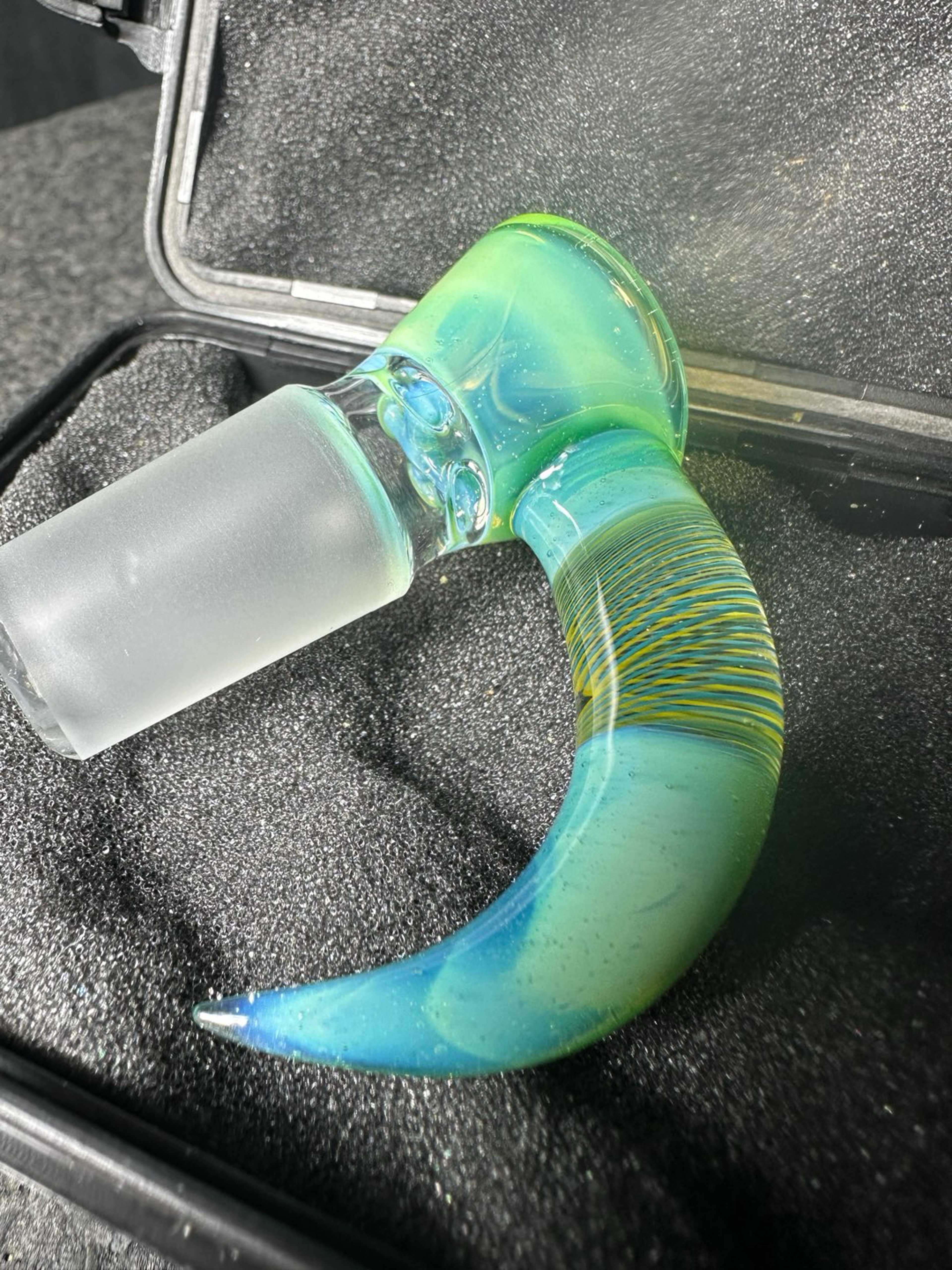 Preview pic of Elmolloboro @elmolloboro Baja Blast 💥 18mm joint, 4 hole filter, ion over aquamania, retti section in middle of horn.