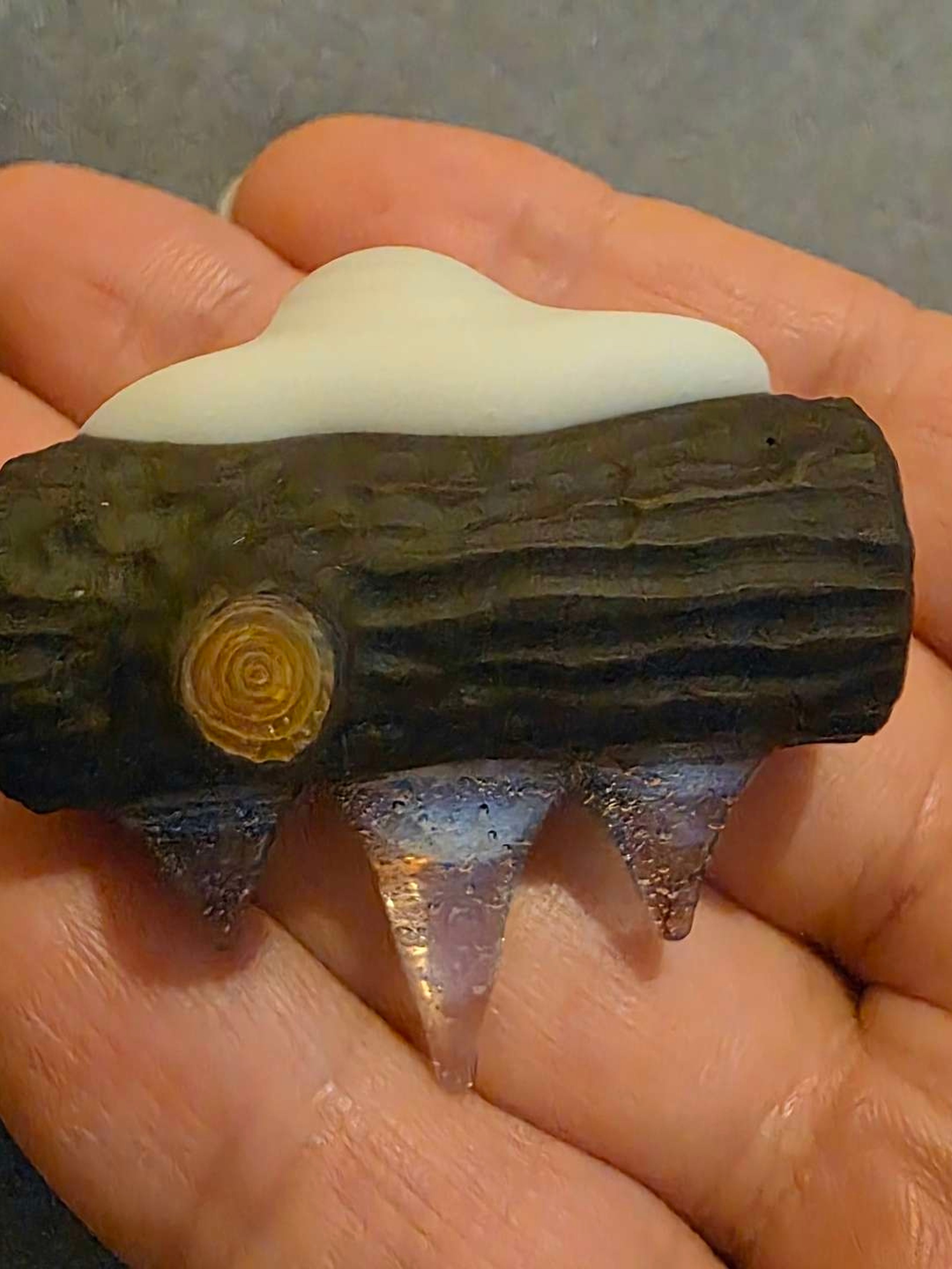 Preview pic of Chaka x Gidsglass snowy log pendant