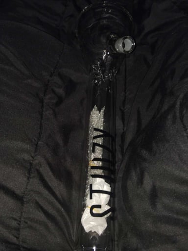 Preview pic of Stiiizy bong and bag