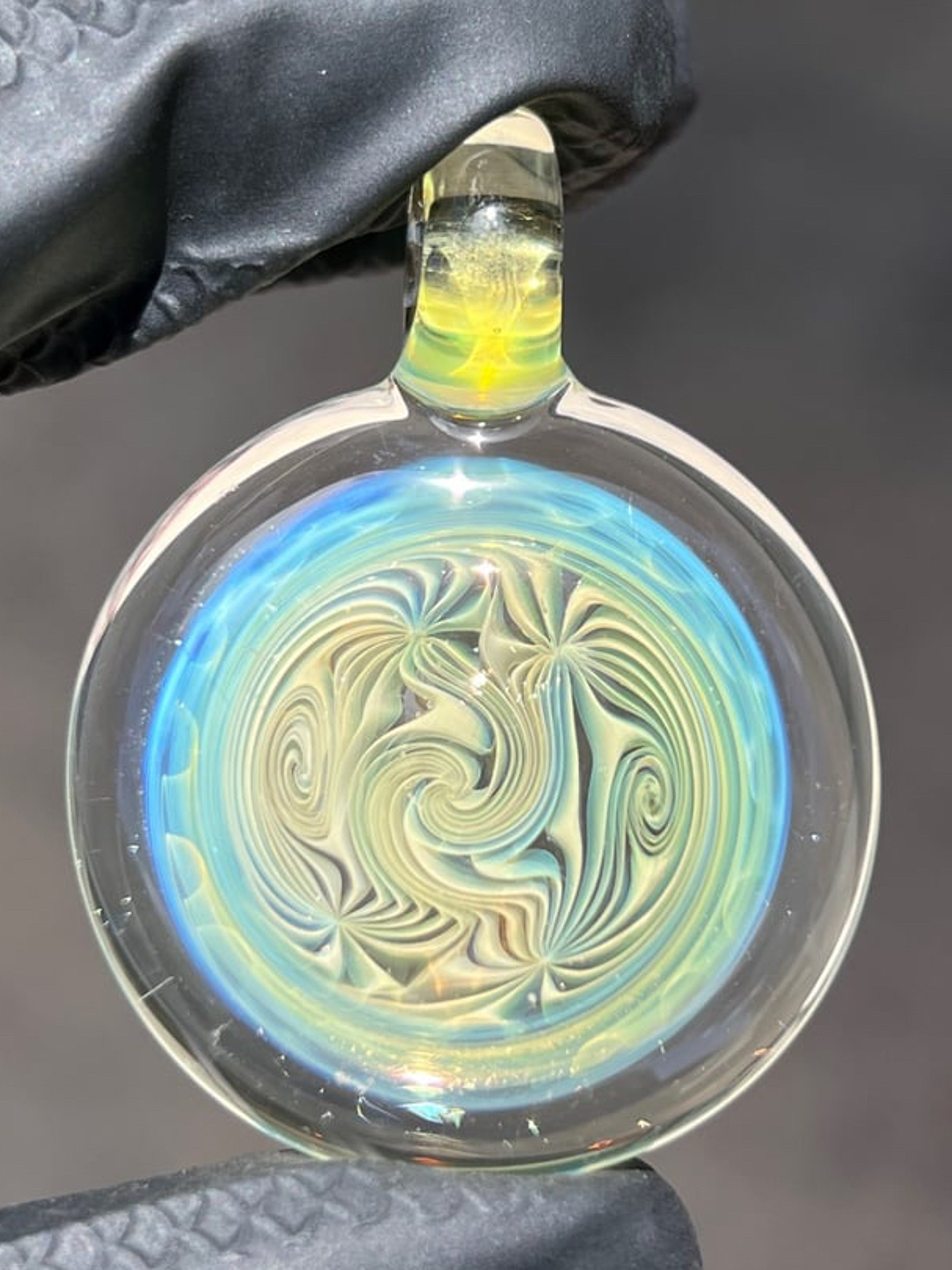 Preview pic of Banjo glass pendant