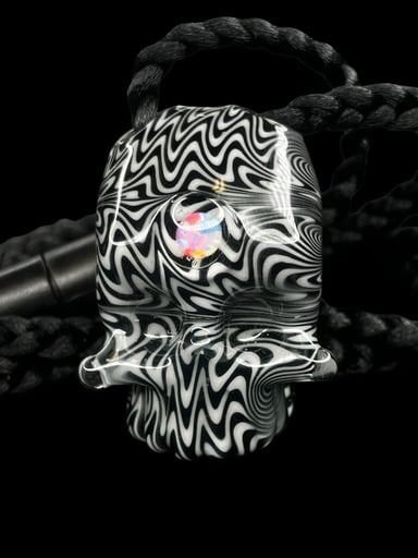 Preview pic of Cooper glass wig wag skull pendant
