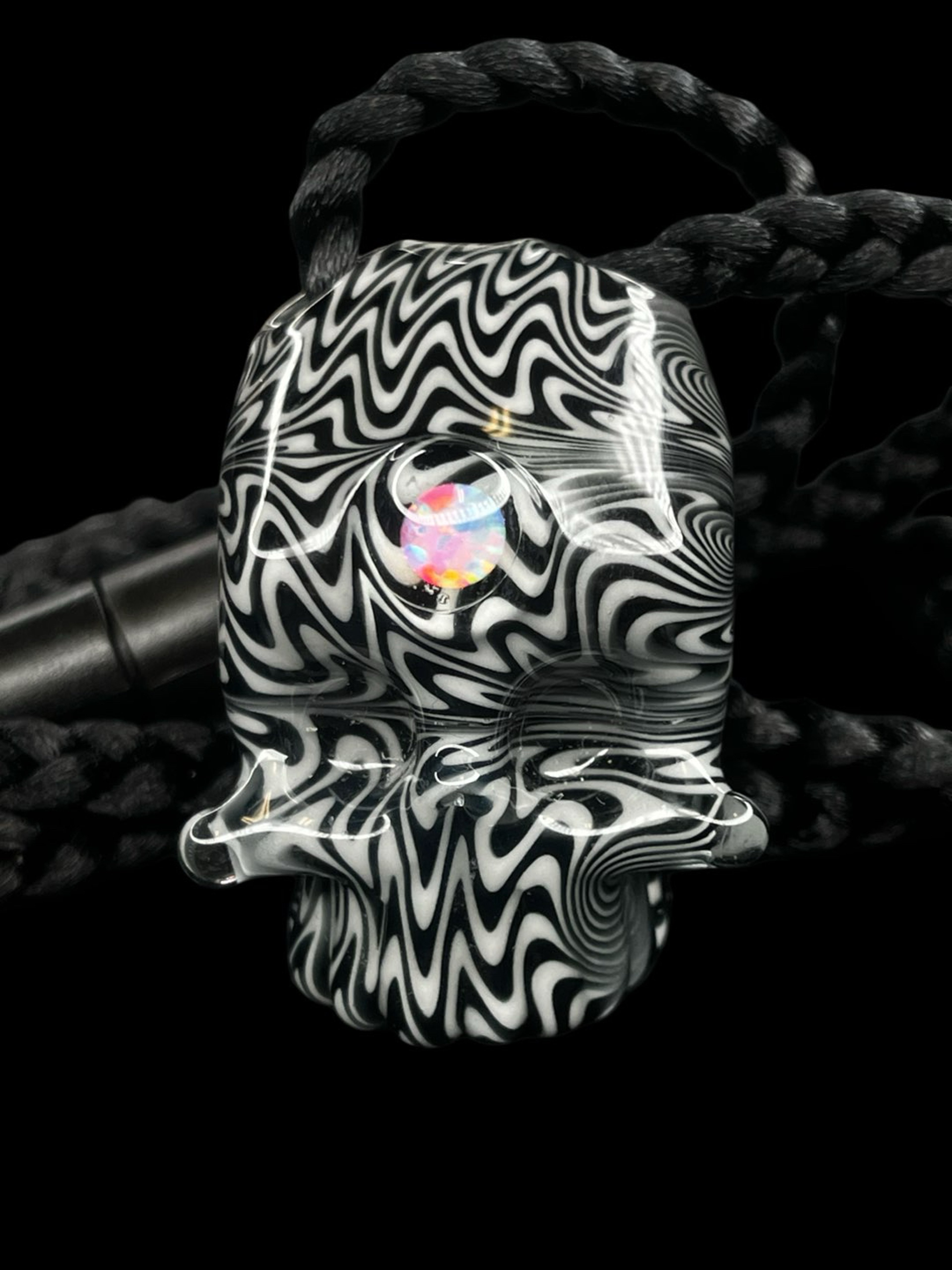 Preview pic of Cooper glass wig wag skull pendant