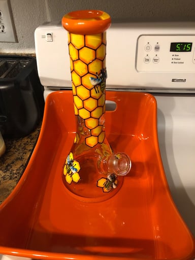Preview pic of Honeycomb Bee beaker bong