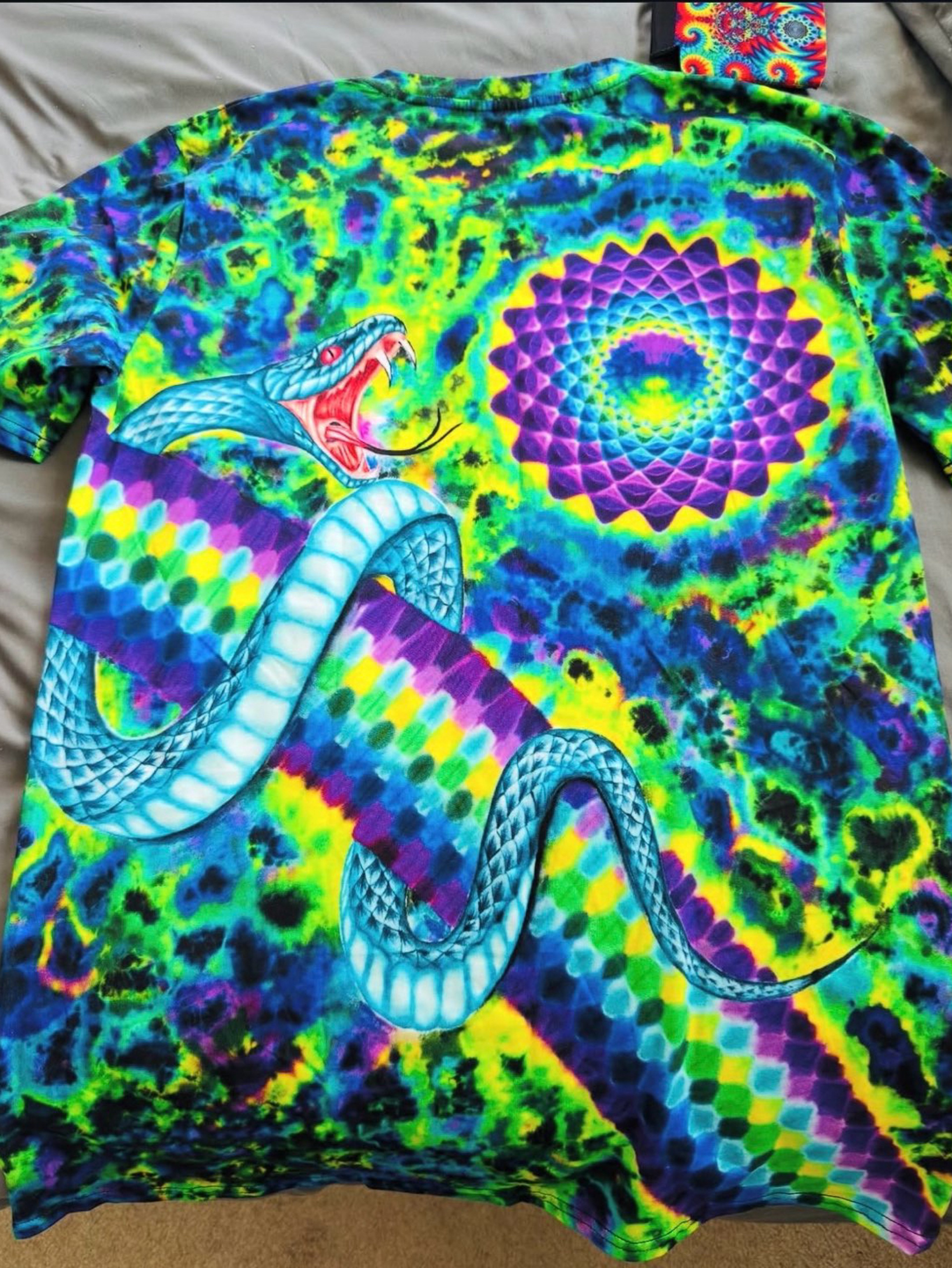 Preview pic of 🔥Rare🔥 Sz LG limited release signed and numbered  tye-dyed shirt 9/100 🔥