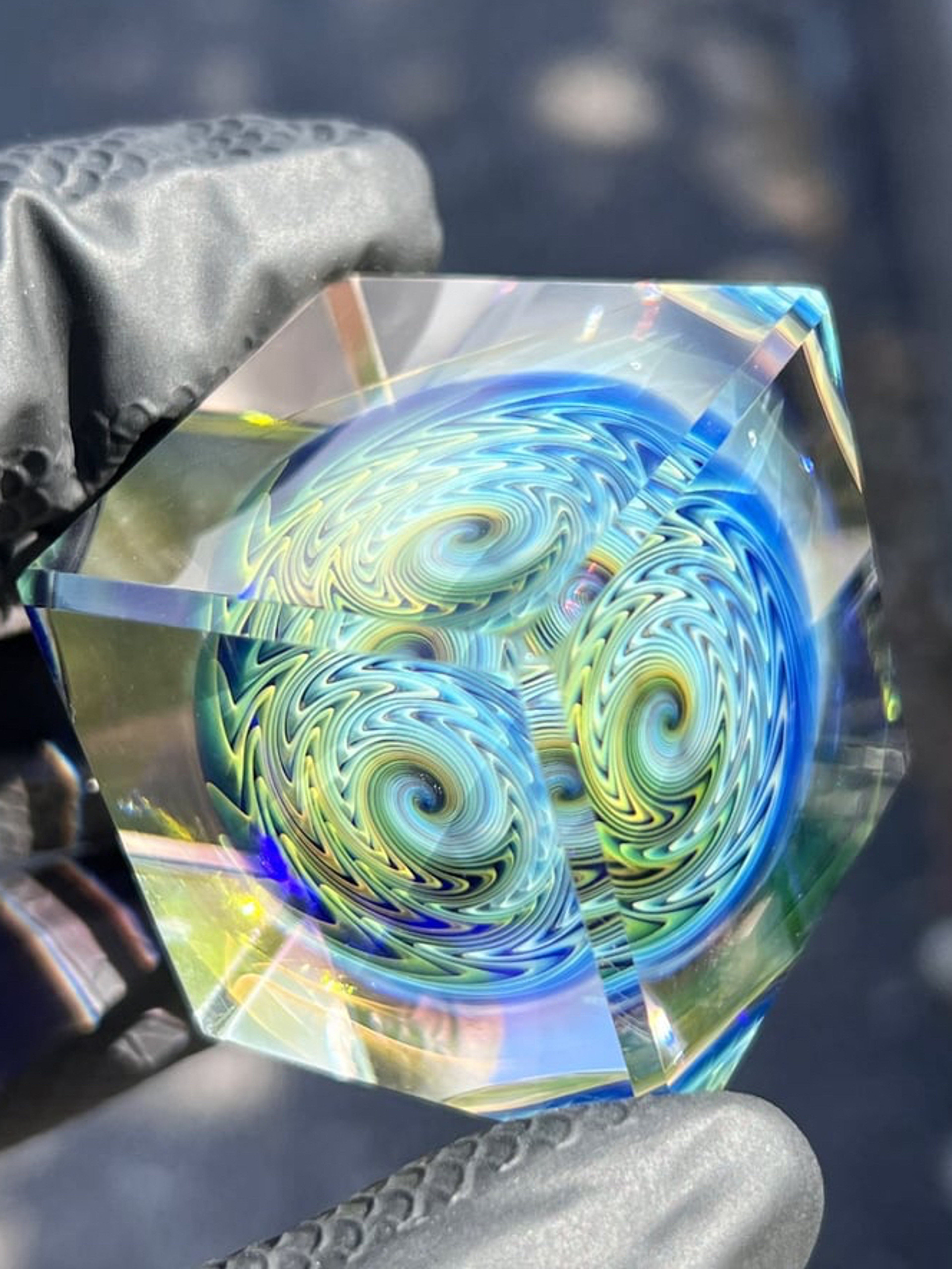 SMO glass display cube image 0