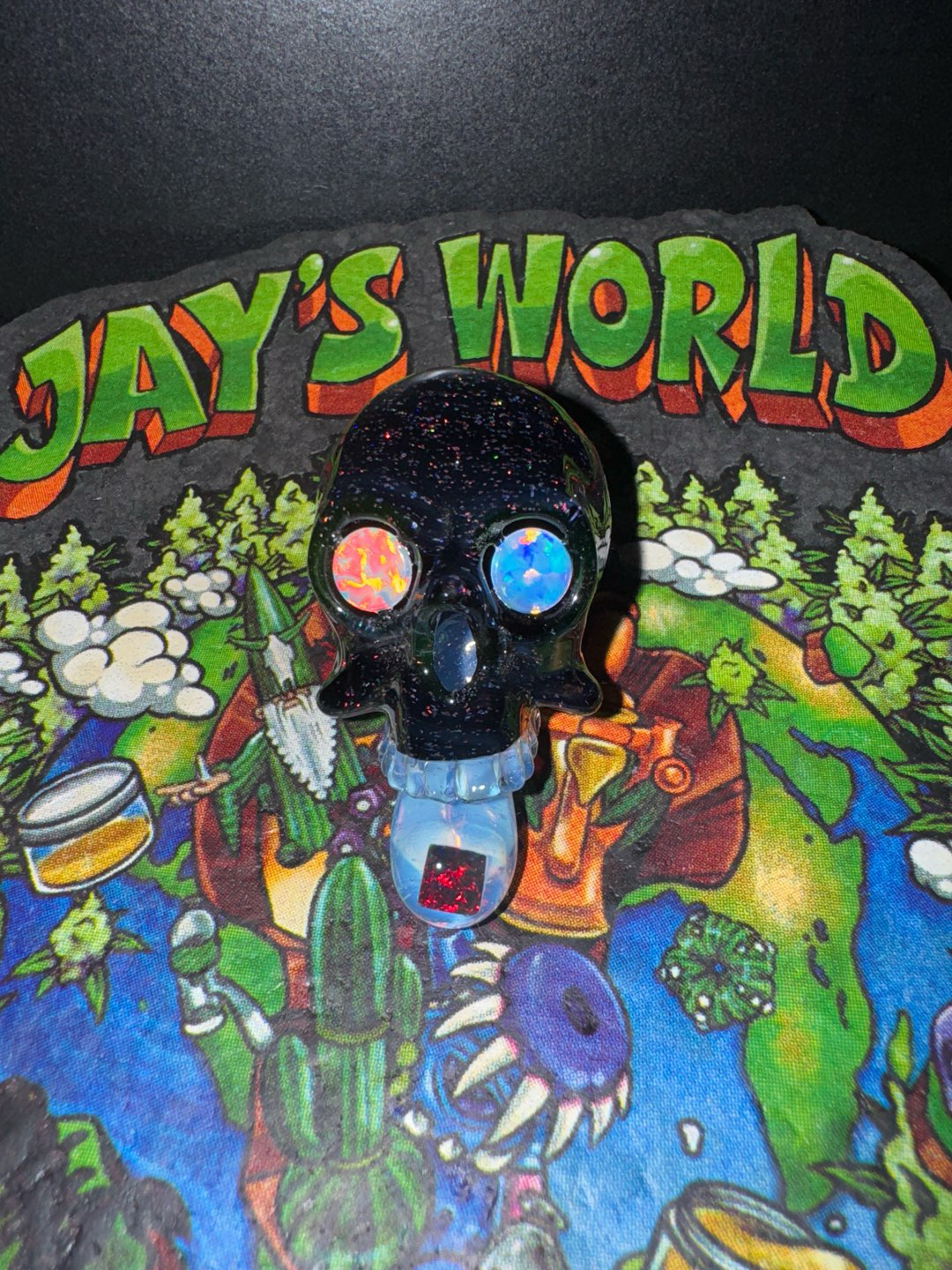 Preview pic of Trippy skull pendant