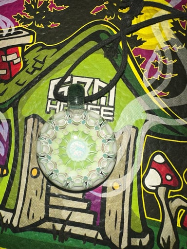 Preview pic of Olour glass pendant