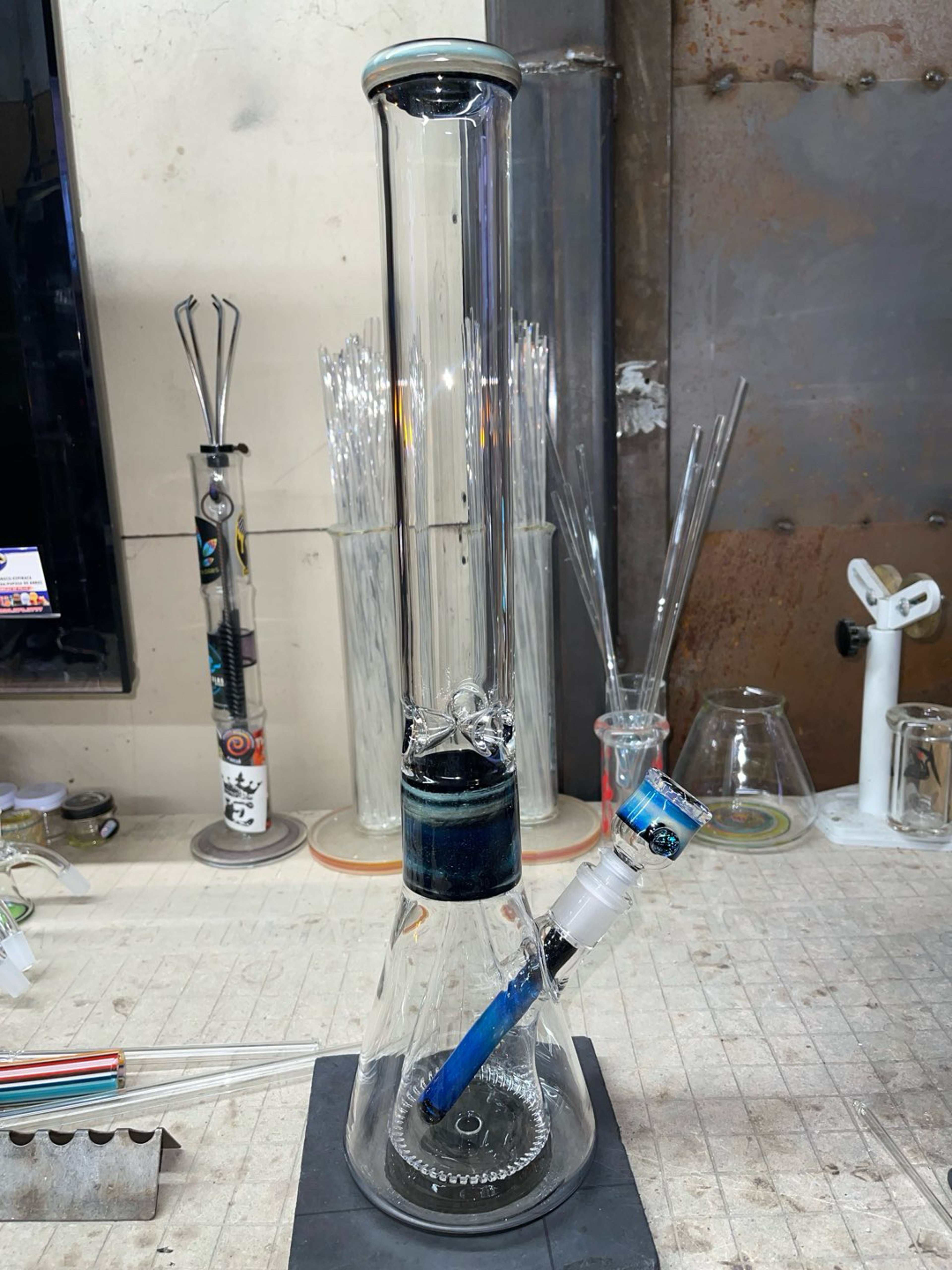 Preview pic of Piramid perc beaker, silver fume over black, 18”x50mm