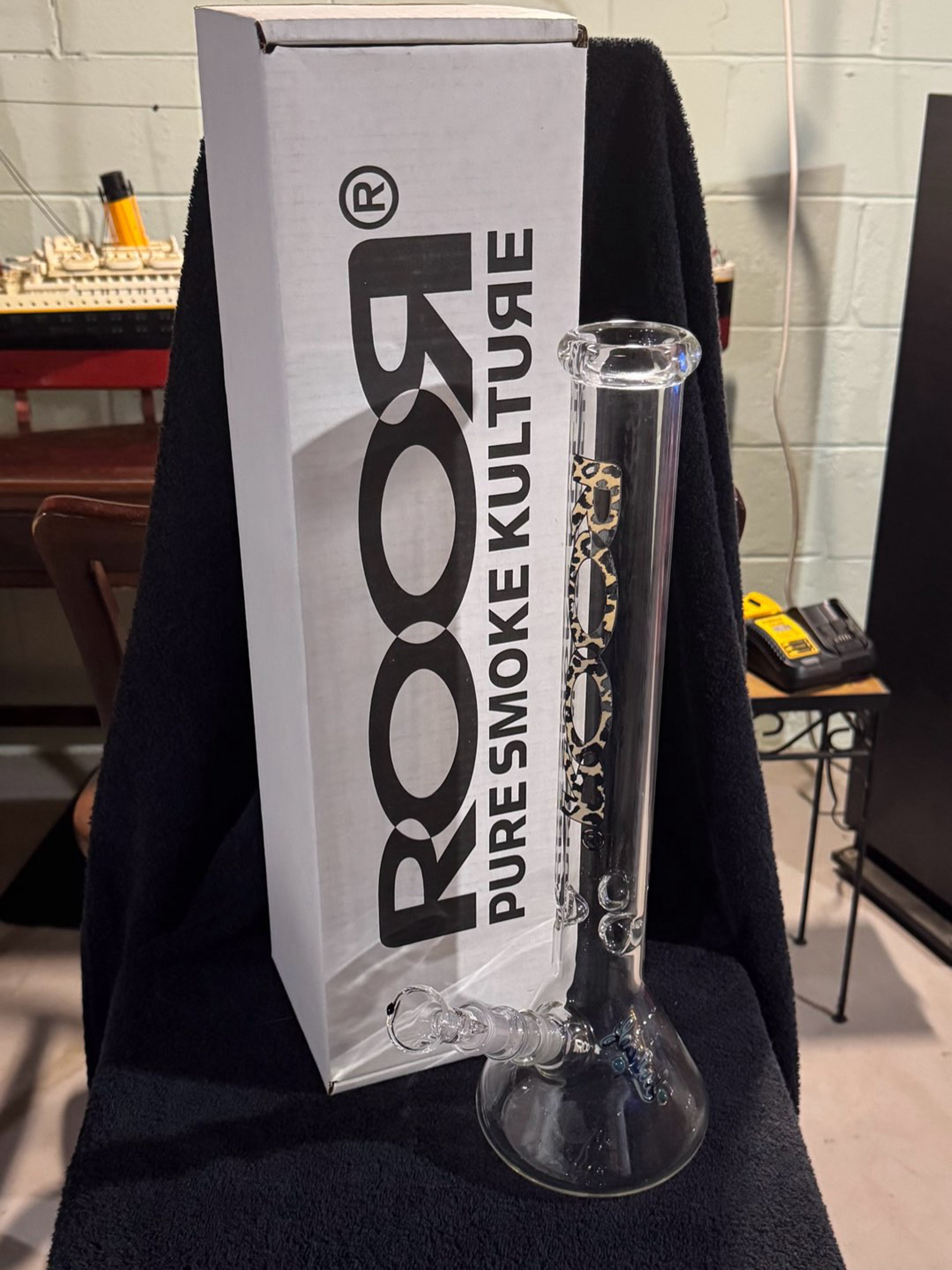 Preview pic of ROOR Beaker 18” Leopard Logo