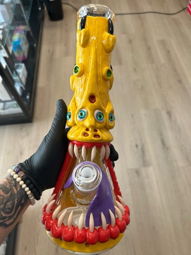 Preview pic of Eye ball monster bong