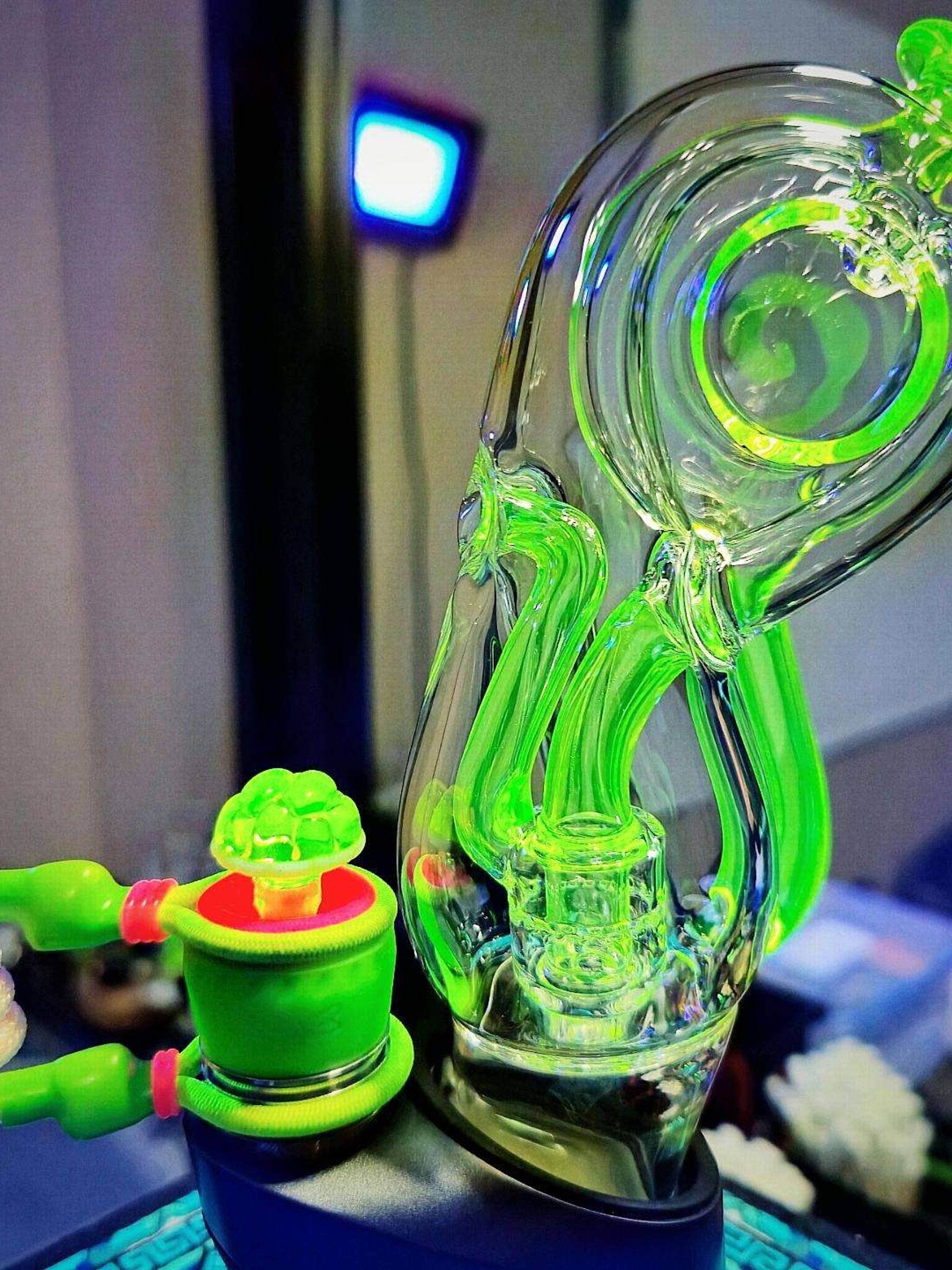 Preview pic of Earl Jr Infinity Bottle puffco top