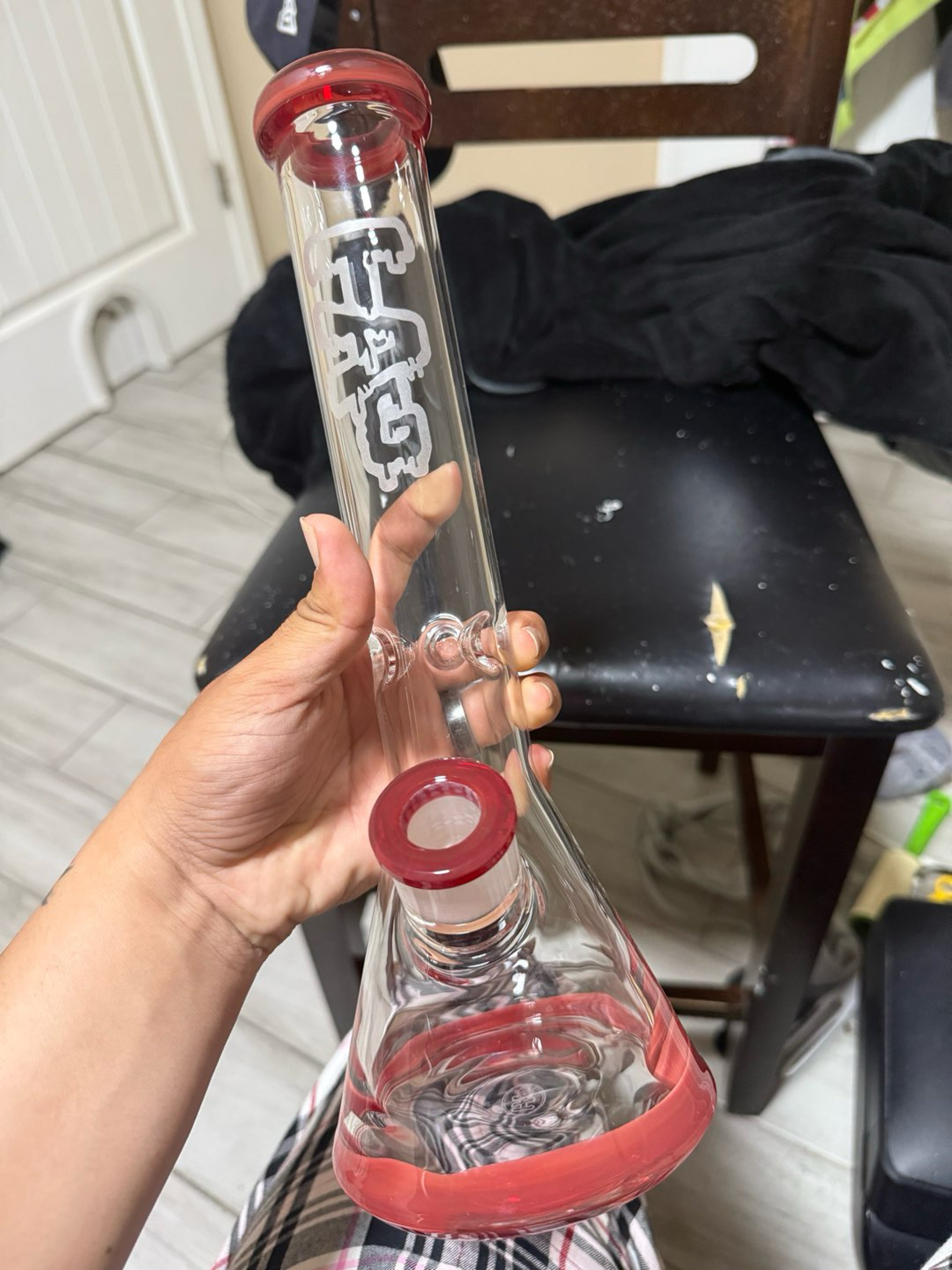 Preview pic of THICK ASS GLASS BONG