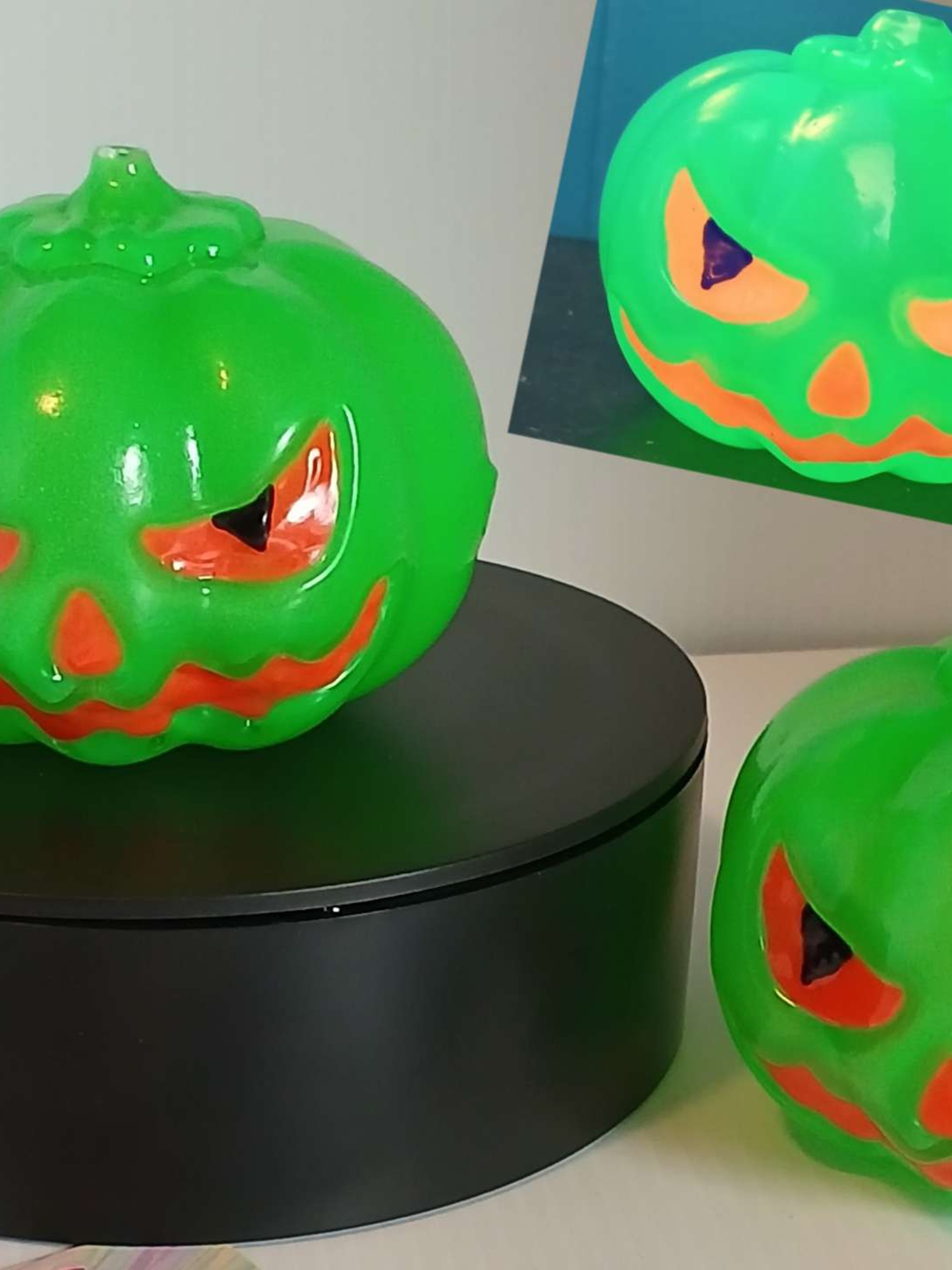 Preview pic of Green glow in the dark pumpkin