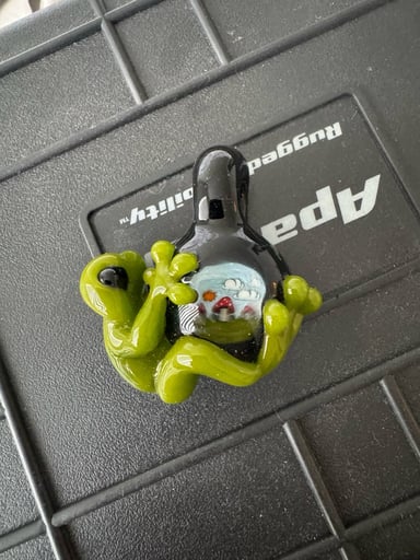 Preview pic of Frog mushroom milli scene pendant