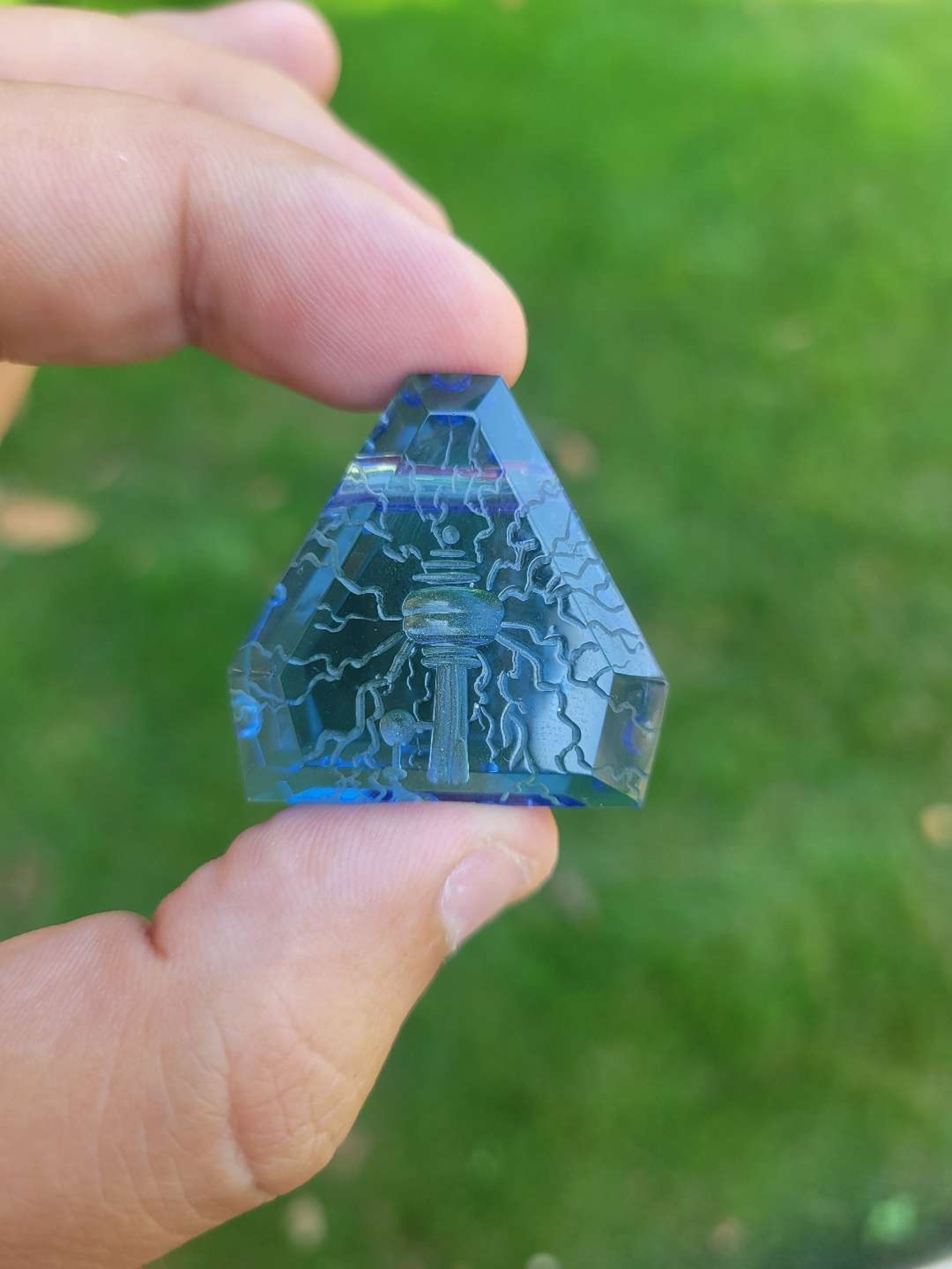 Preview pic of Murdoc glass pendant