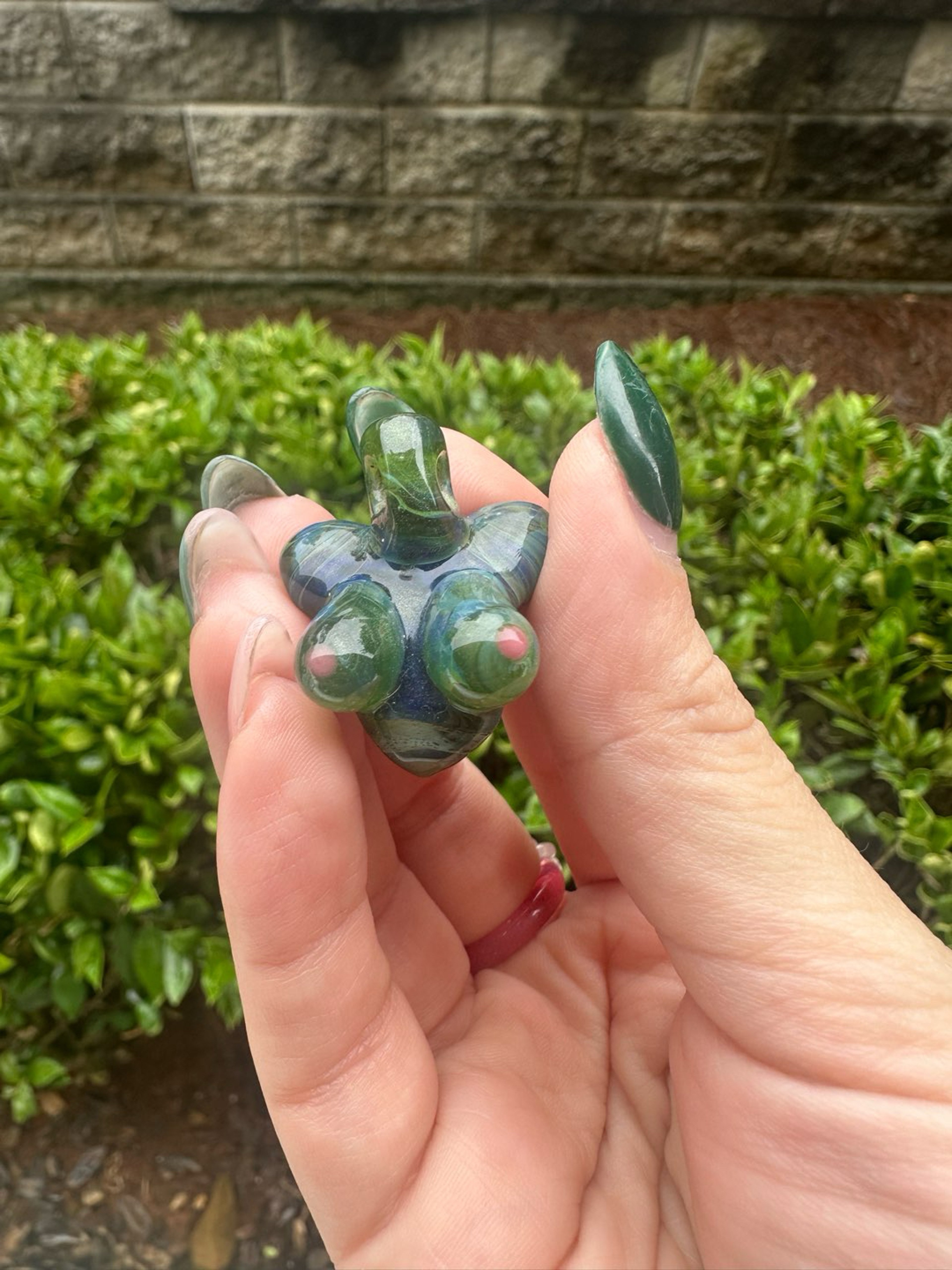 Preview pic of Glass by Ariel bust pendy