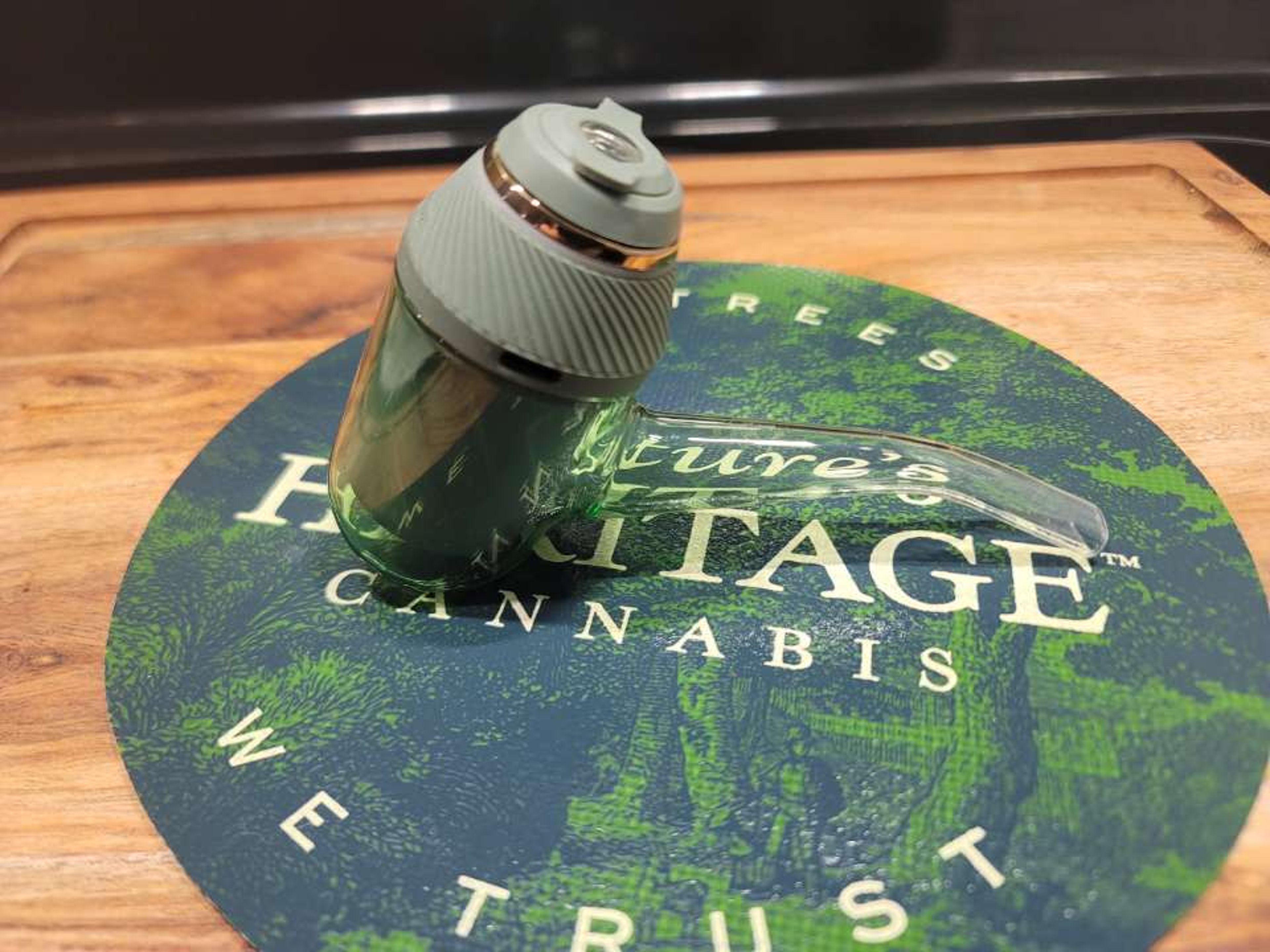 Preview pic of New green puffco proxy with travel case