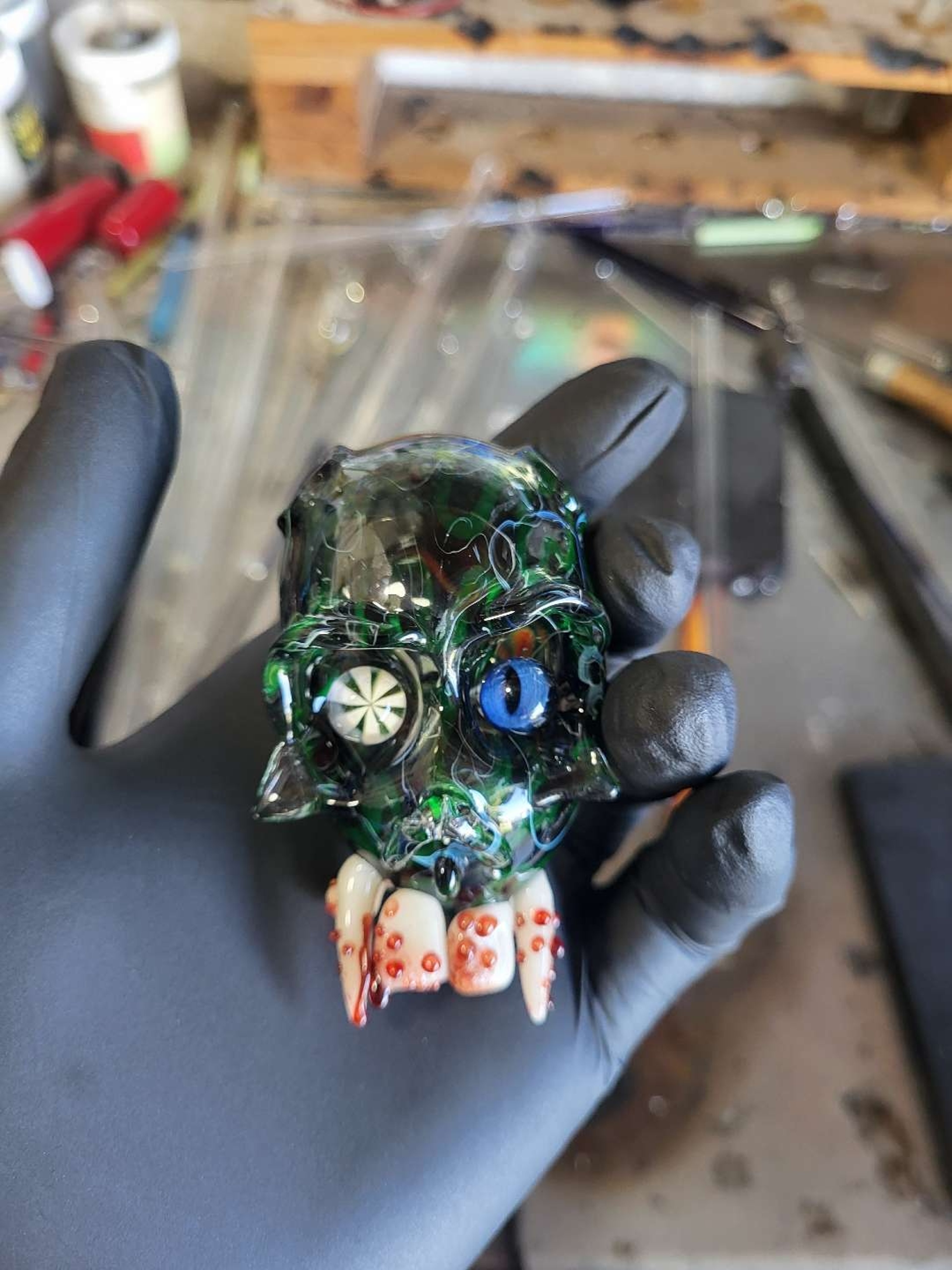 Preview pic of UV skull pendant