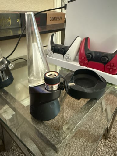 Preview pic of Puffco peak pro for sale comes with charging dock