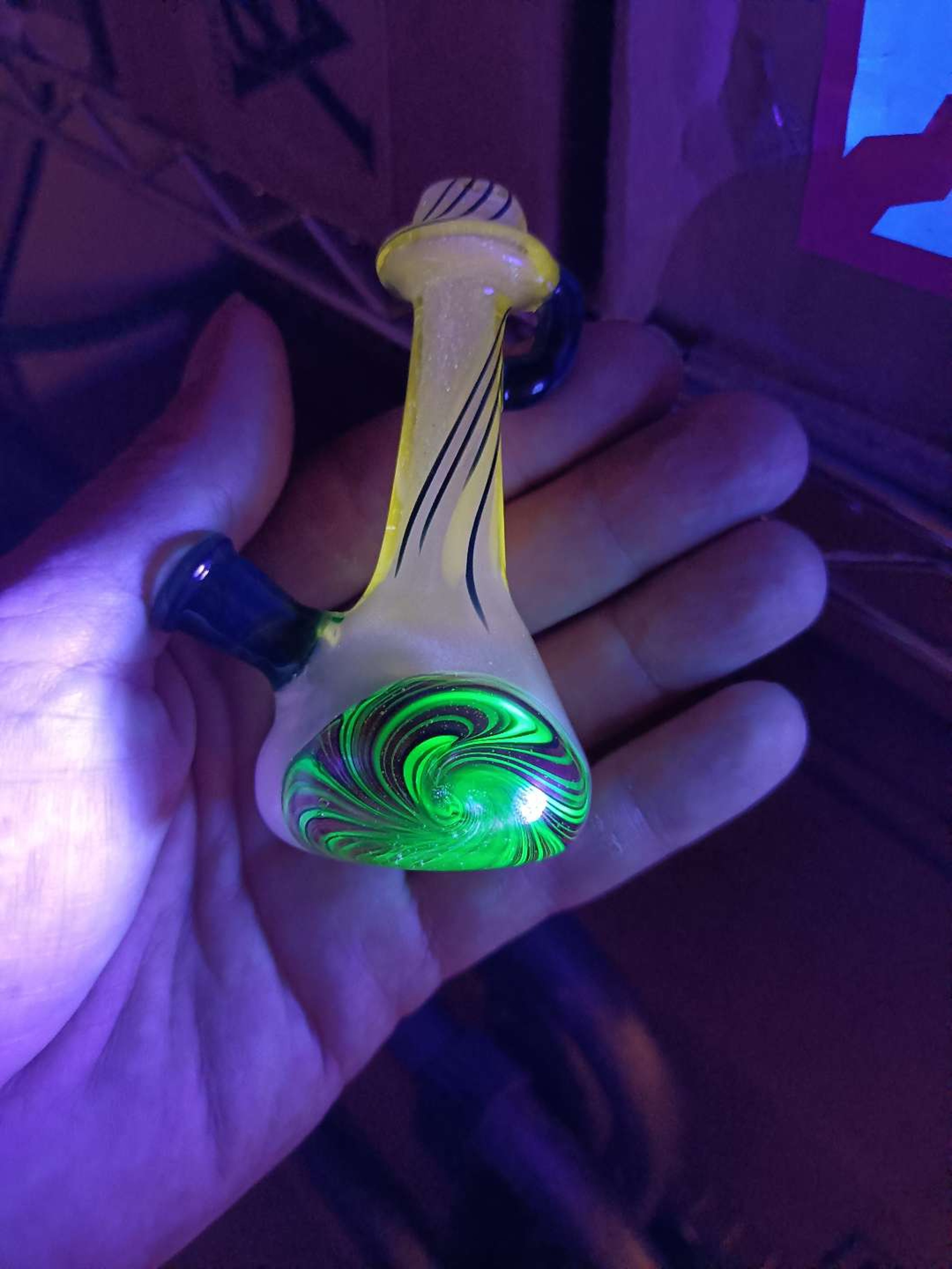 Preview pic of UV mini bong pendant for pre-roll joint