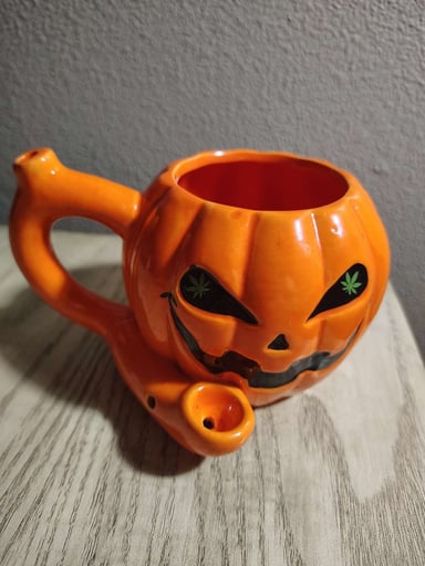 Preview pic of Halloween cup bong